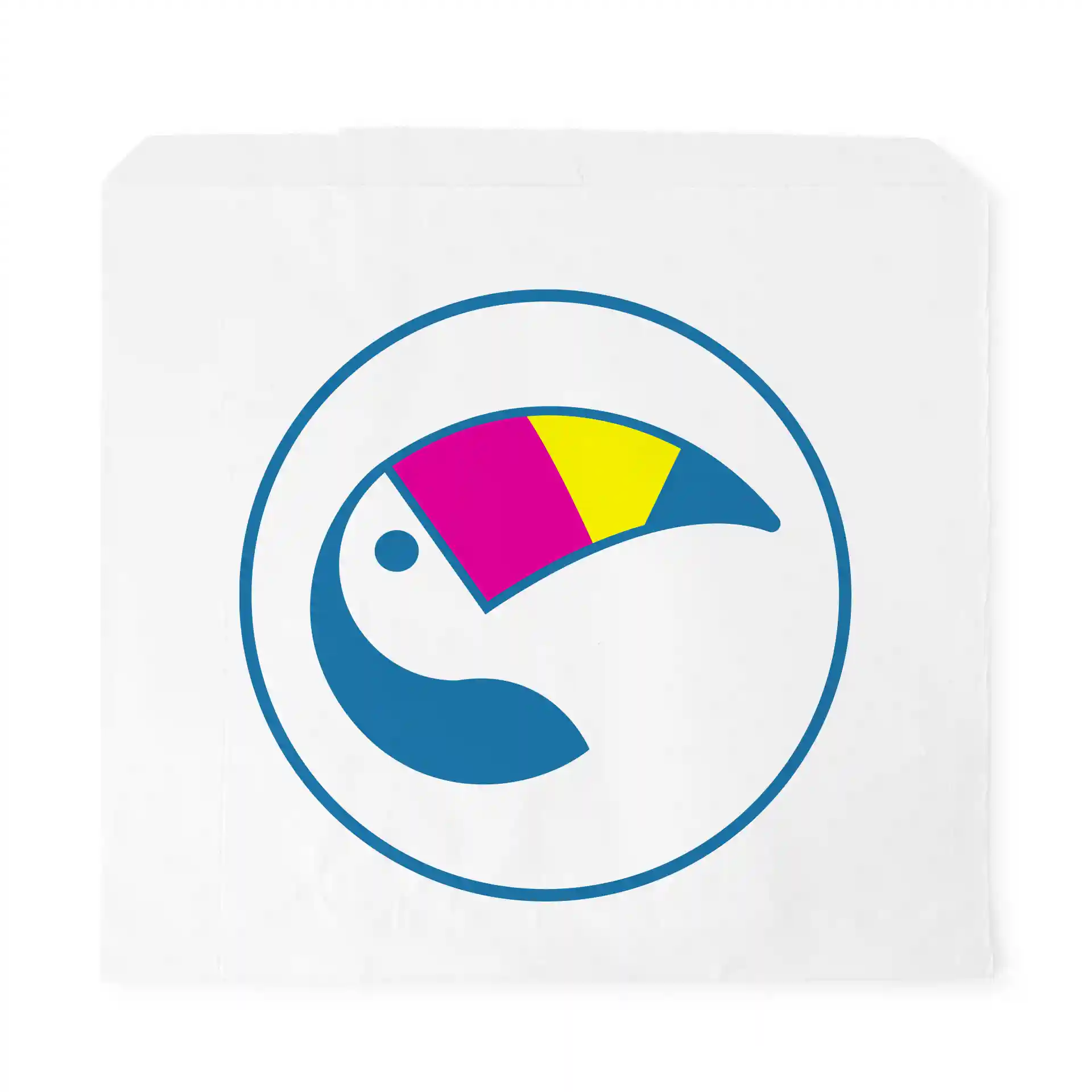 Sac plat blanc avec un design circulaire bleu et un toucan stylisé en rose, jaune et bleu.