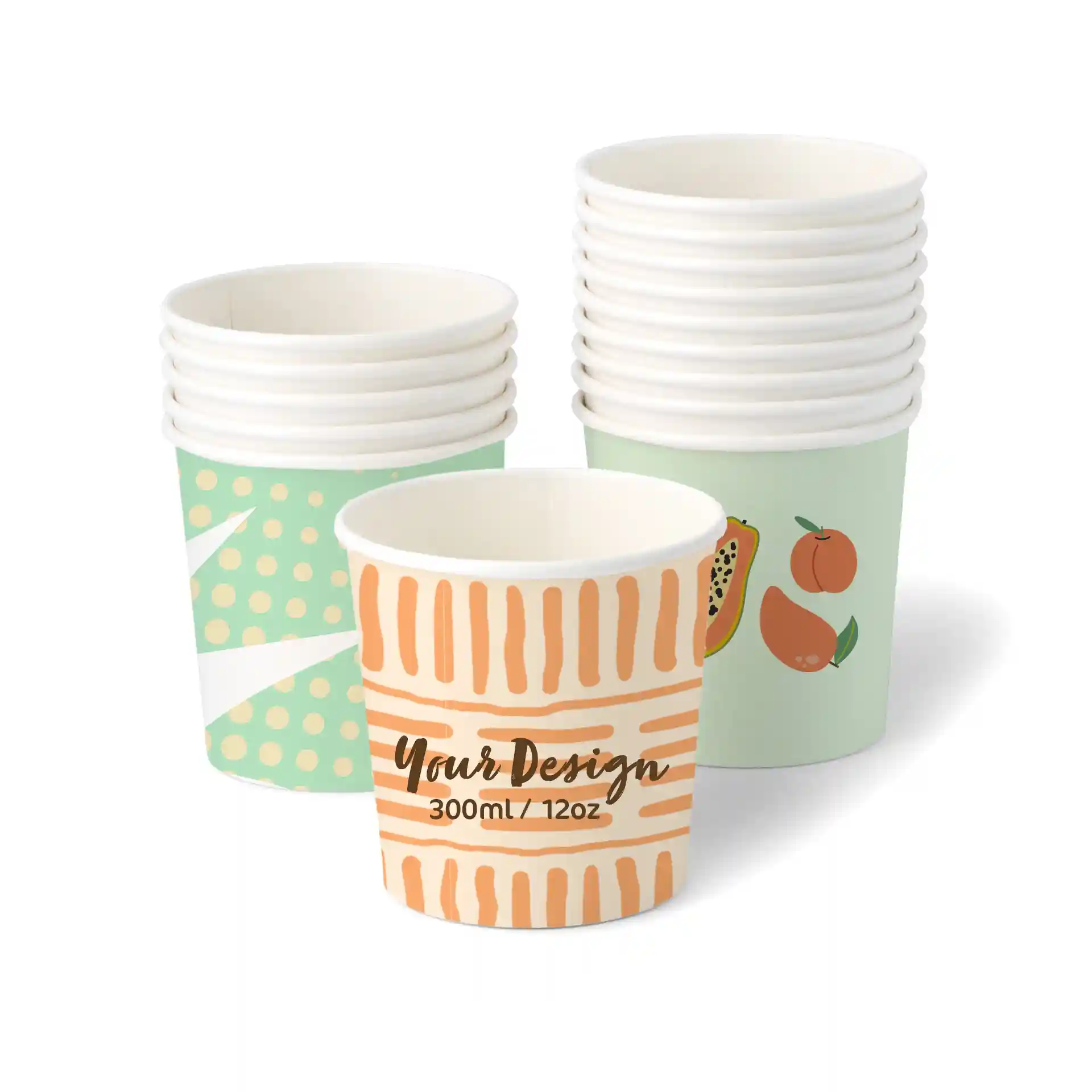 Coupes rondes à glace de différents designs, y compris une coupe à motifs et plusieurs coupes empilées, en carton.
