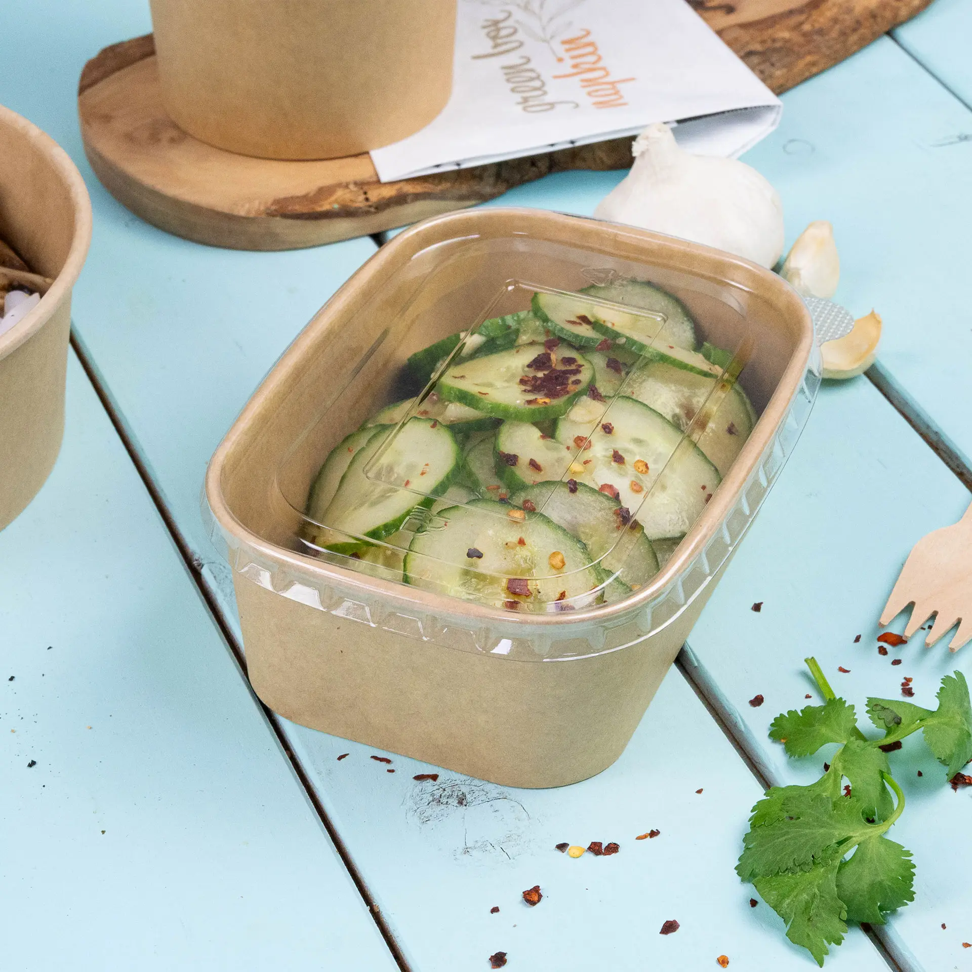 Couvercle rectangulaire transparent en PET recyclé pour contenants alimentaires ; présente le symbole de sécurité alimentaire.