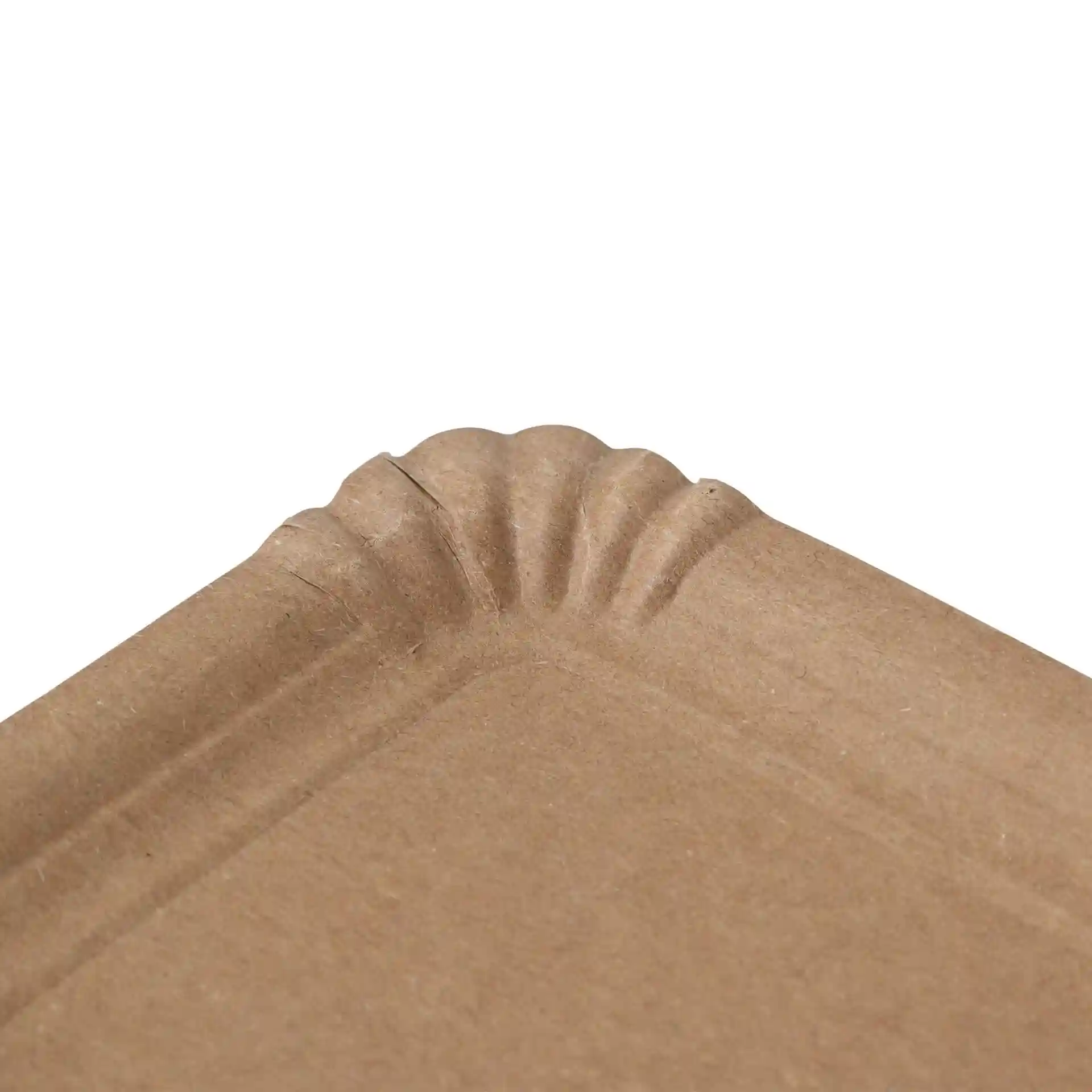 Gros plan d'une assiette rectangulaire en carton brun avec un bord décoratif.