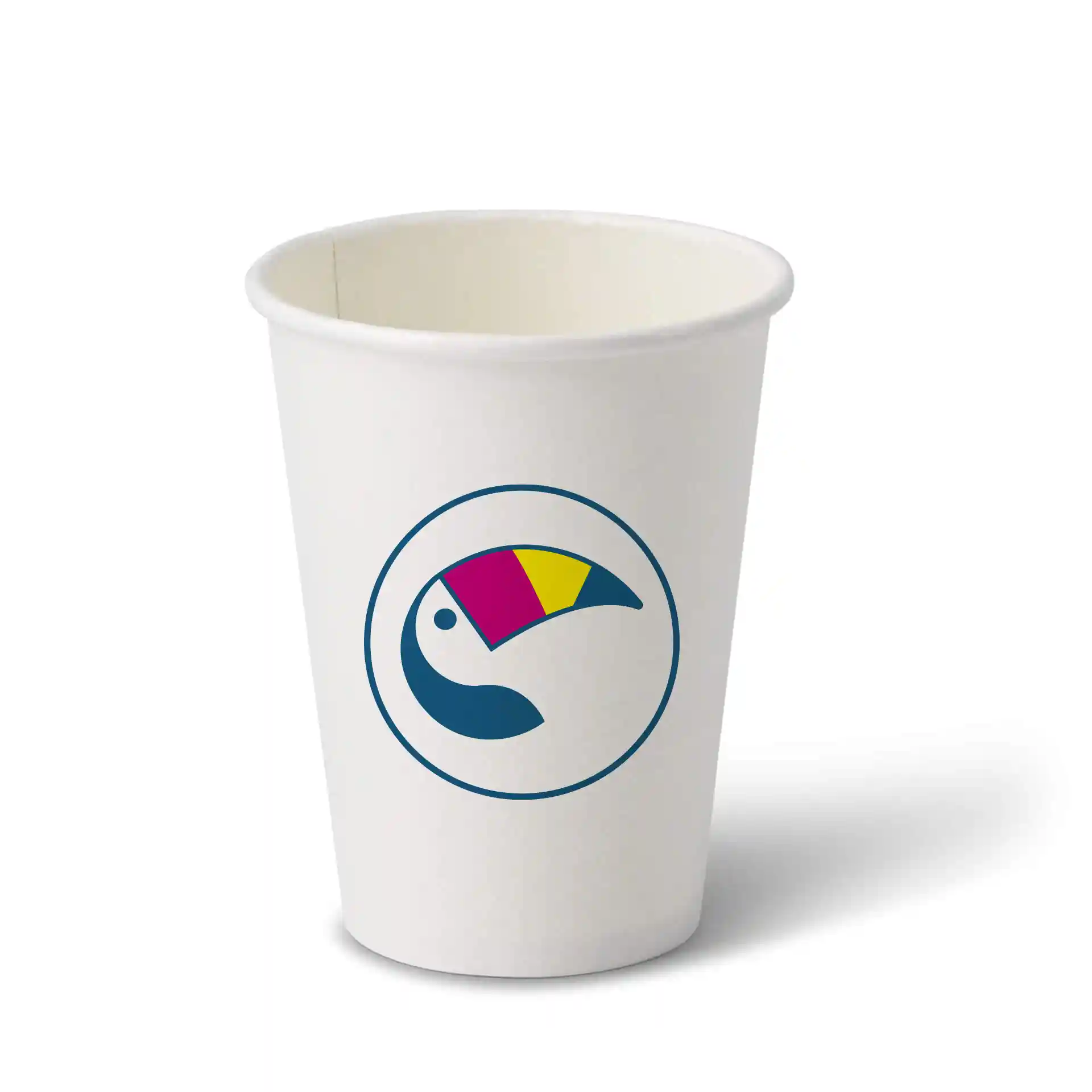 Gobelet blanc de forme ronde avec un logo coloré de toucan à l'avant.