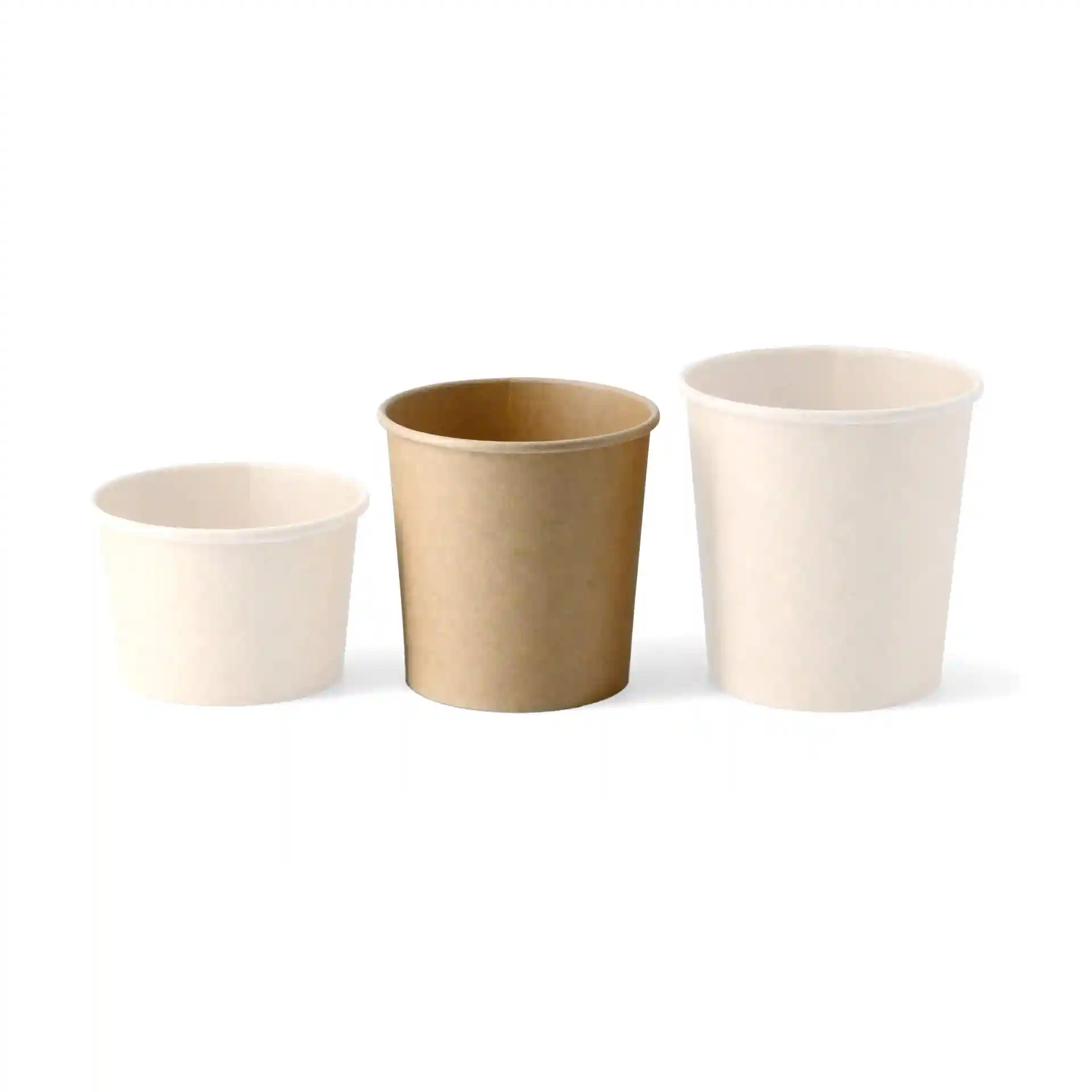 Trois gobelets en carton ronds de tailles variées : un blanc, un marron et un plus grand gobelet blanc.