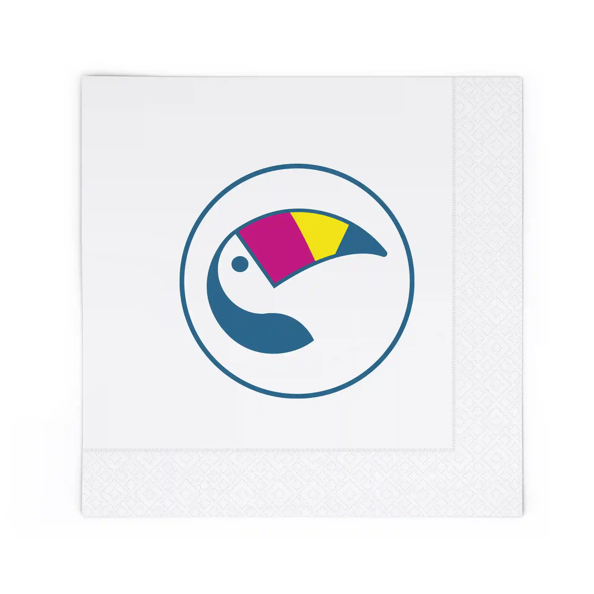 Serviette imprimée avec un design circulaire et une illustration colorée de toucan sur fond blanc.