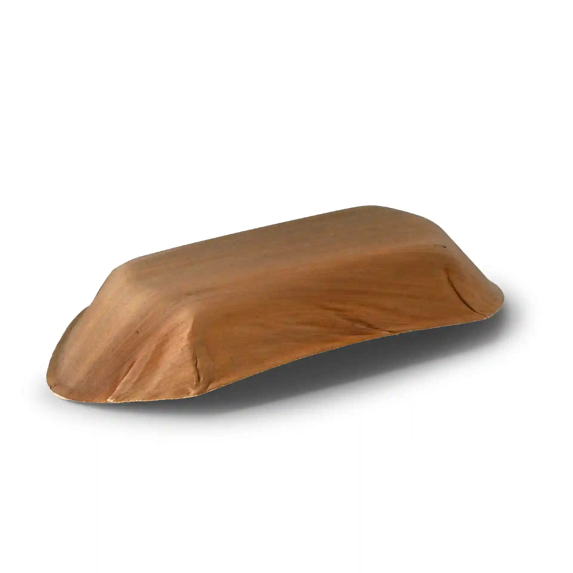 Bateau en feuille de palmier profond de couleur bois, mesurant 30 cm de long et 14,5 cm de large.