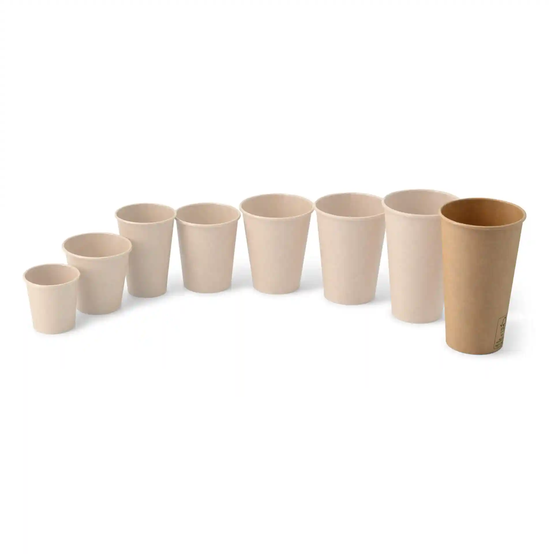 Ensemble de huit gobelets en papier de différentes tailles, dont un gobelet marron, disposés en rangée sur un fond blanc.