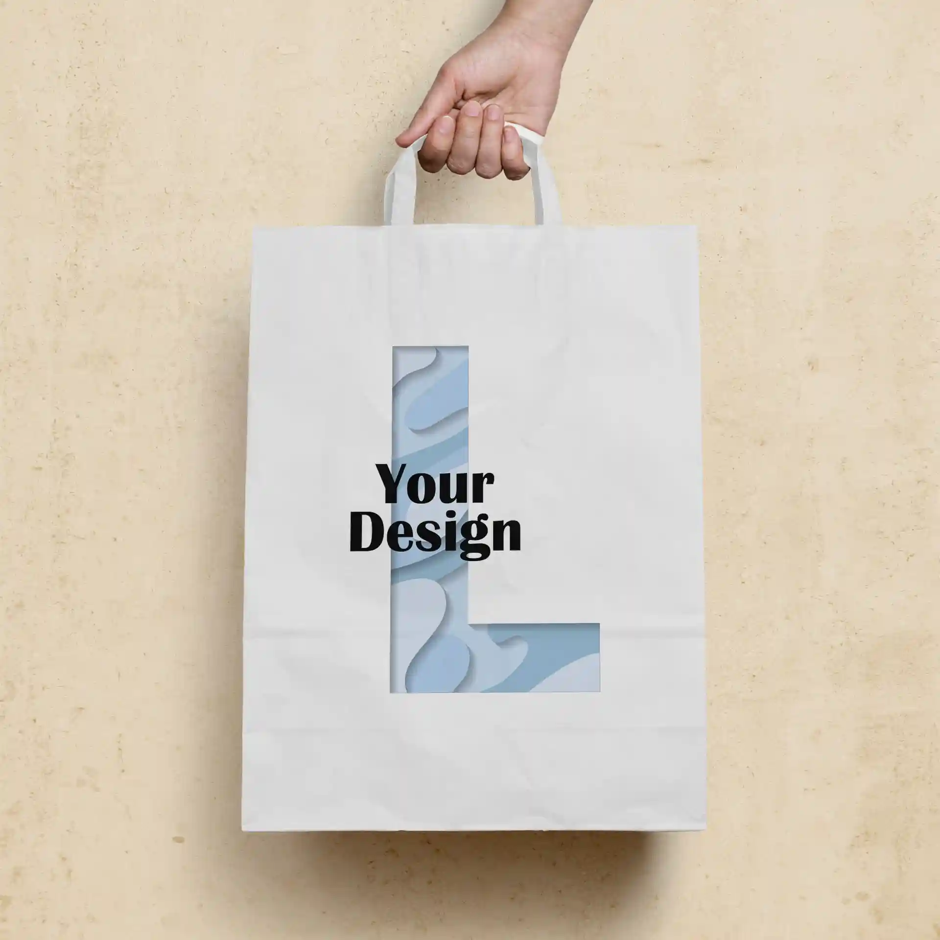 Sac en papier blanc de forme rectangulaire, avec un design découpé et une main tenant la poignée.