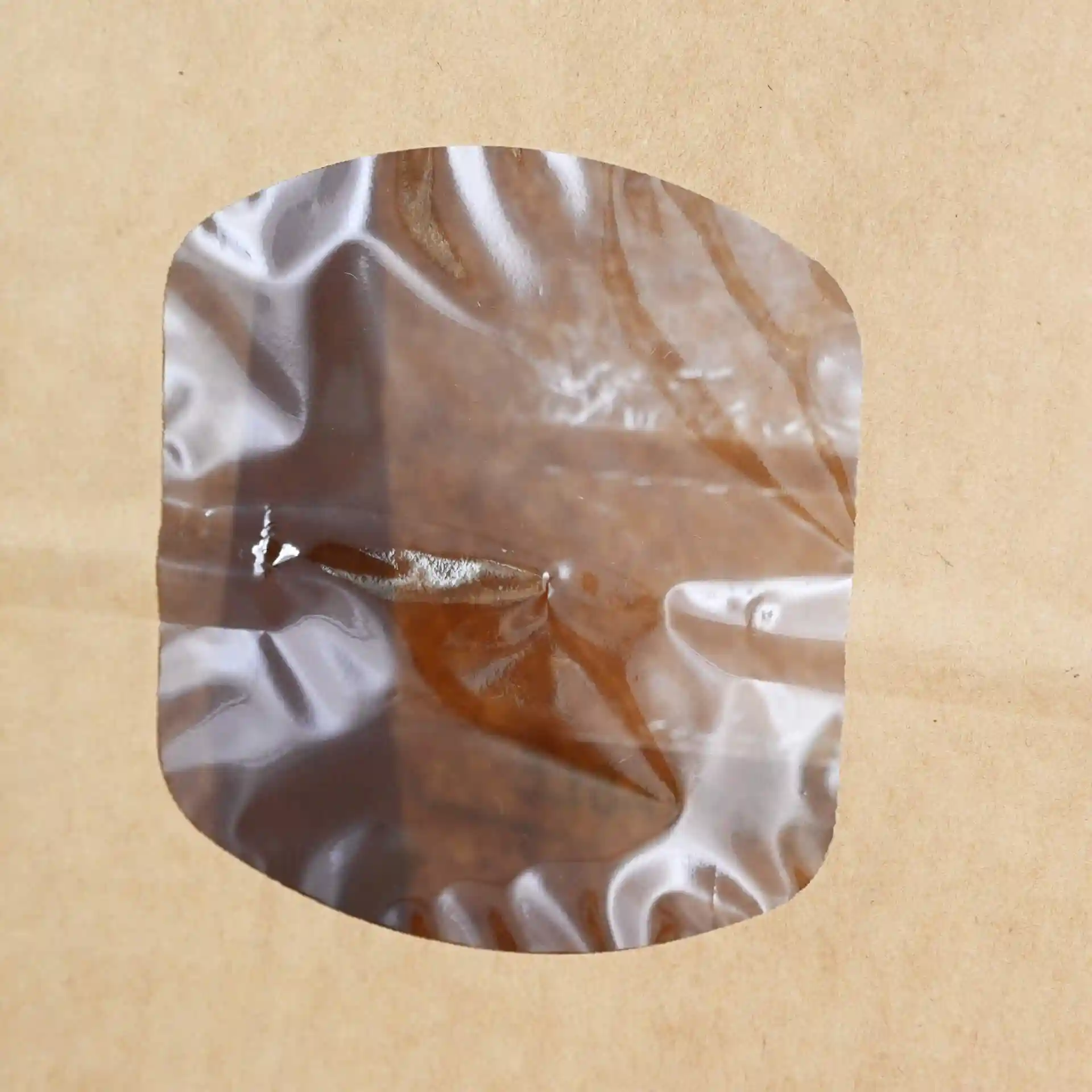 Fenêtre transparente sur un sac en papier kraft marron, montrant le contenu à l'intérieur.