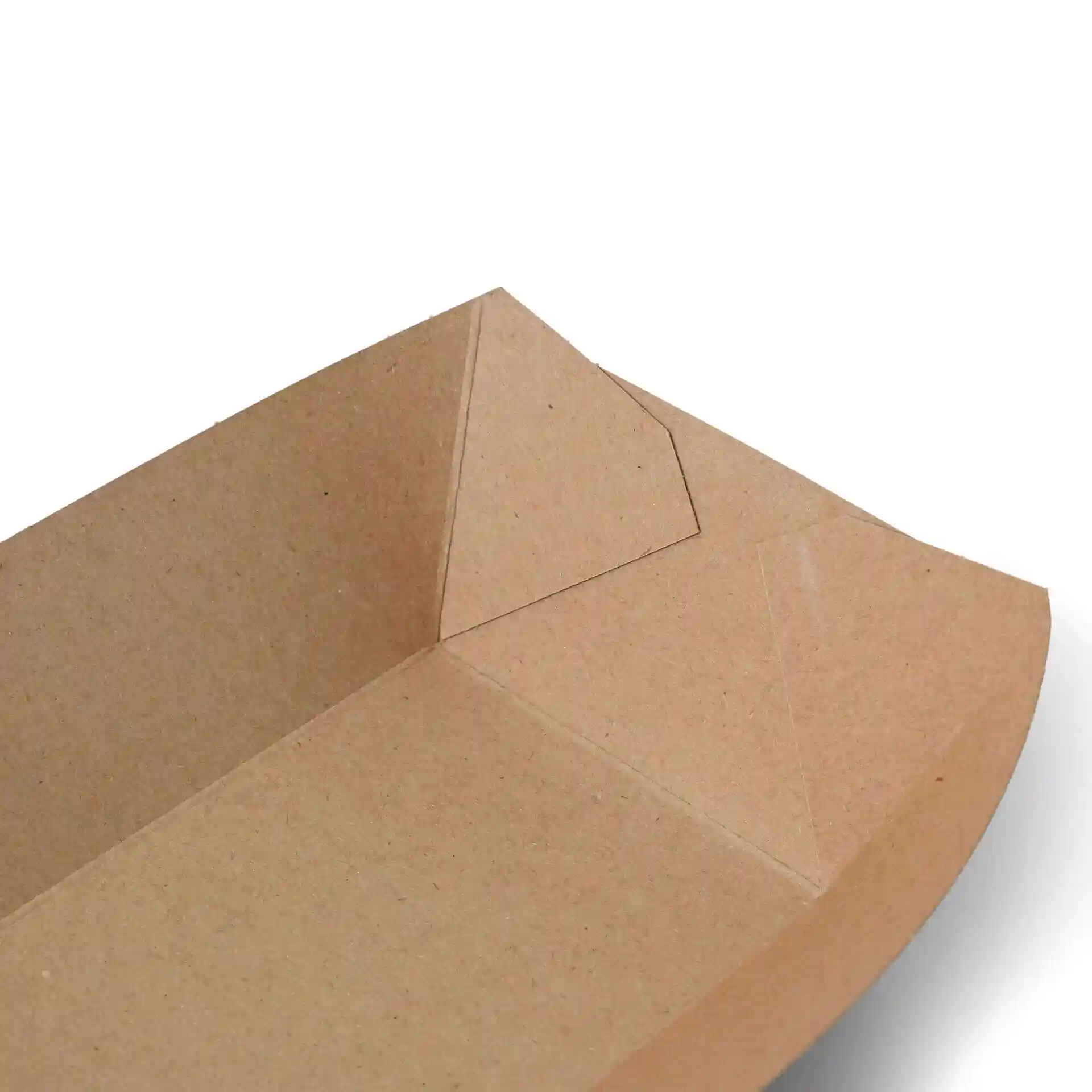 Gros plan d'un plateau alimentaire en carton brun de forme rectangulaire avec des plis d'angle visibles.