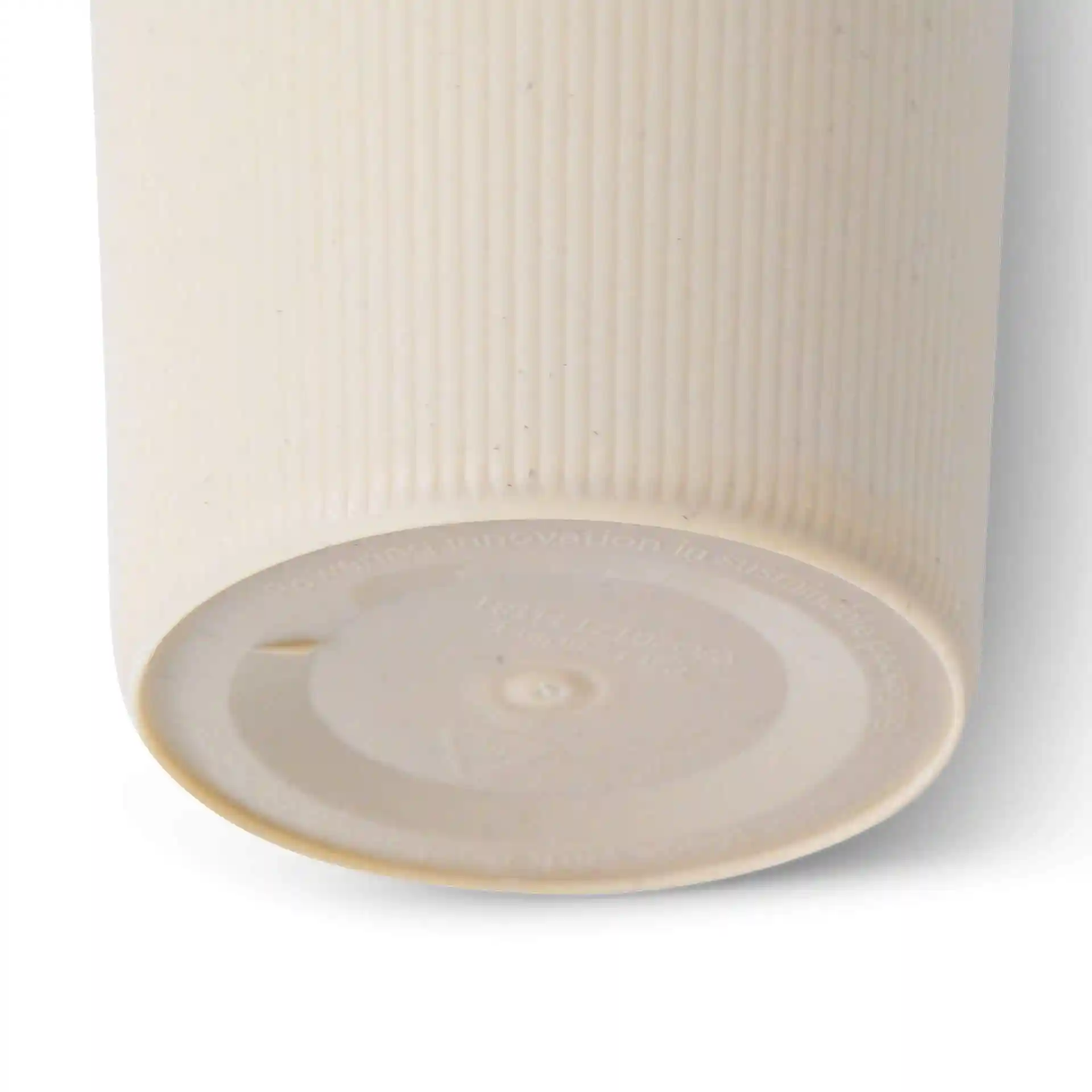 Gobelet réutilisable à rayures blanc crème, de forme ronde, montrant le fond et une surface lisse.