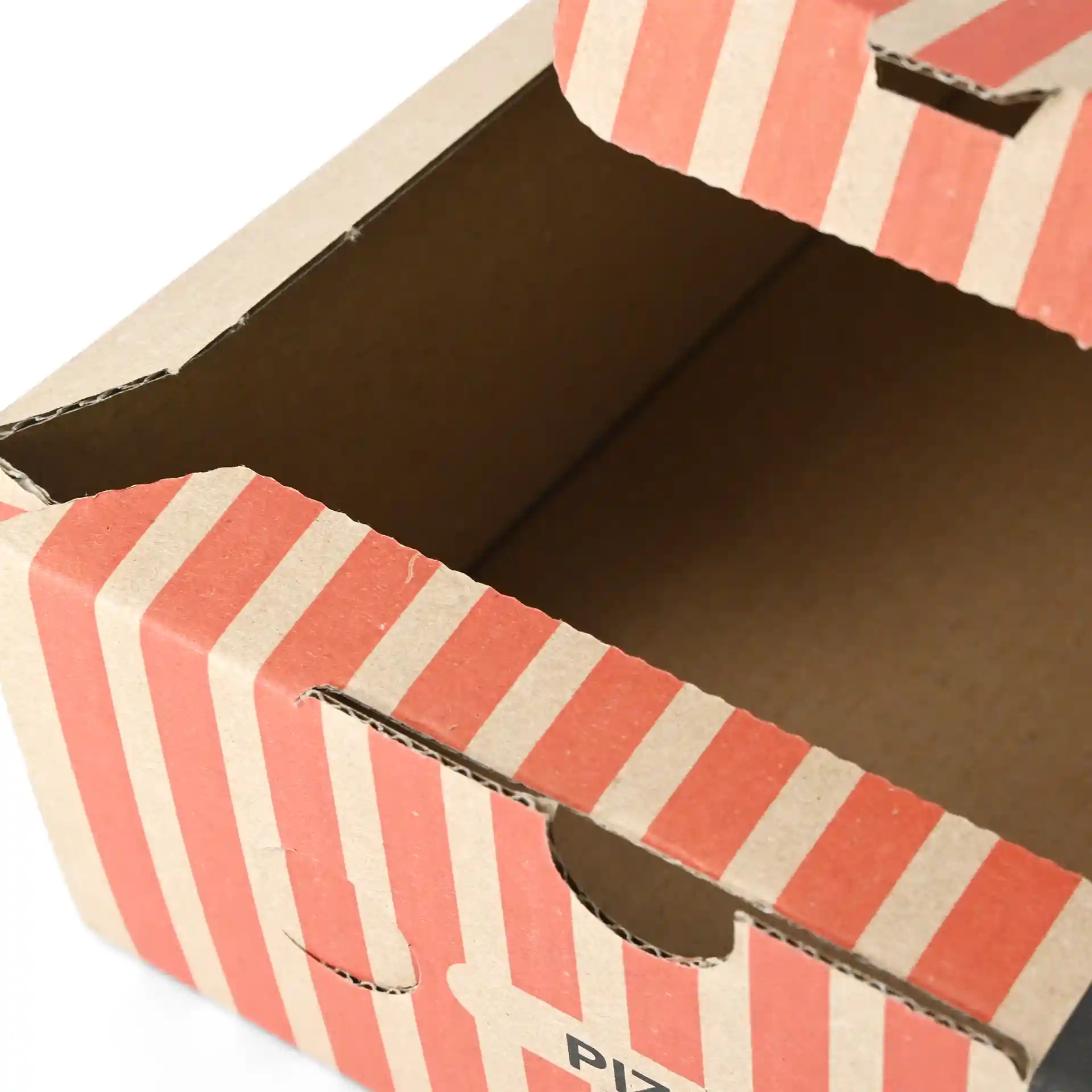 Boîte à pizza en carton avec des rayures rouges et beiges, partiellement ouverte, montrant l'intérieur.