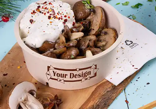 Empilement de bols colorés étiquetés "HAPPY BOWL" dans divers designs, avec un contenant alimentaire séparé en arrière-plan.