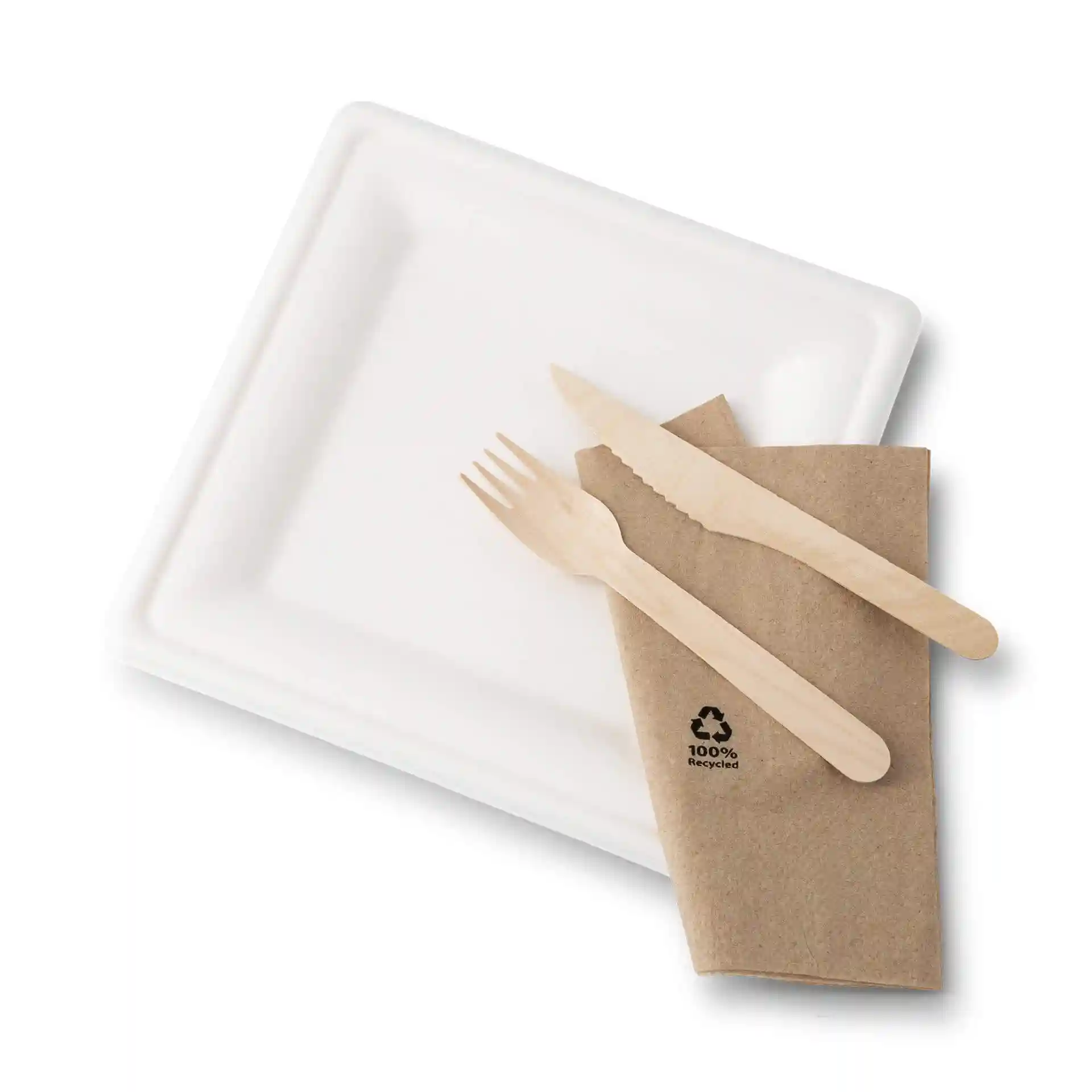 Assiette carrée en canne à sucre blanche avec une serviette brune et un couteau et une fourchette en bois dessus.