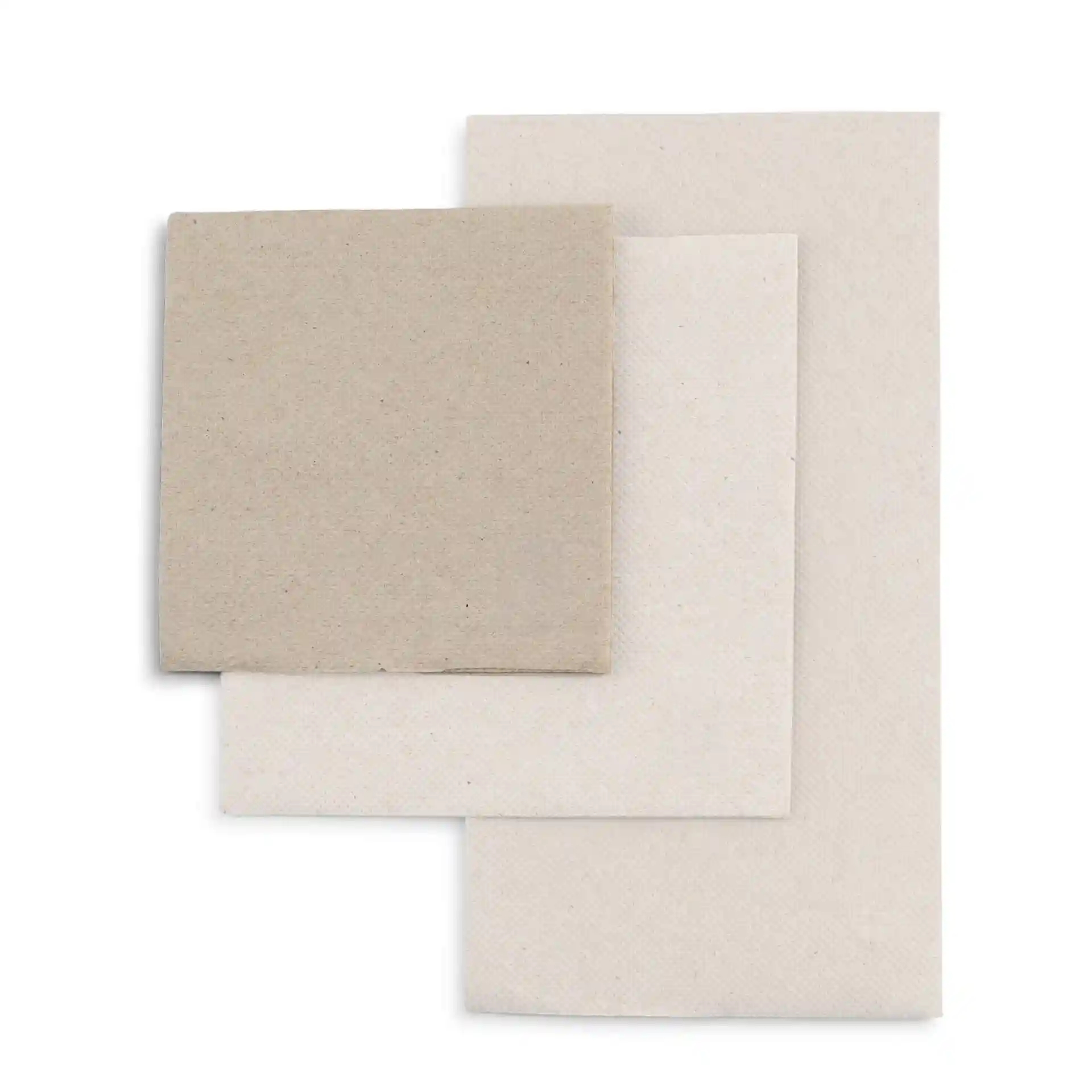 Serviettes à cocktail carrées en papier non blanchi, trois tailles empilées, avec des symboles de recyclage visibles.