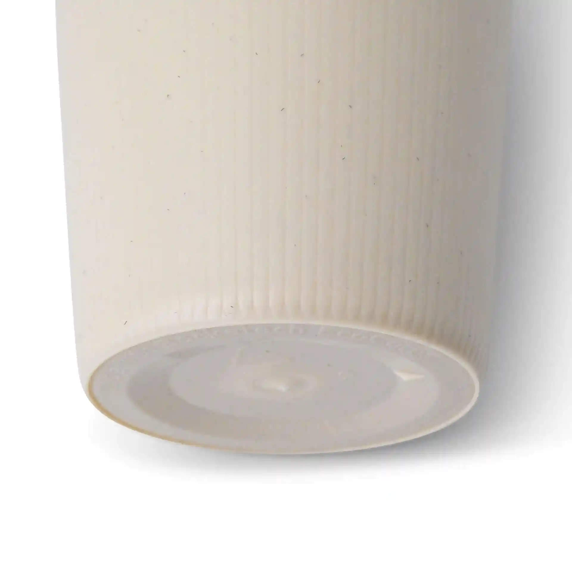 Gobelet réutilisable crème blanc avec texture nervurée, montrant le fond et une partie du côté.