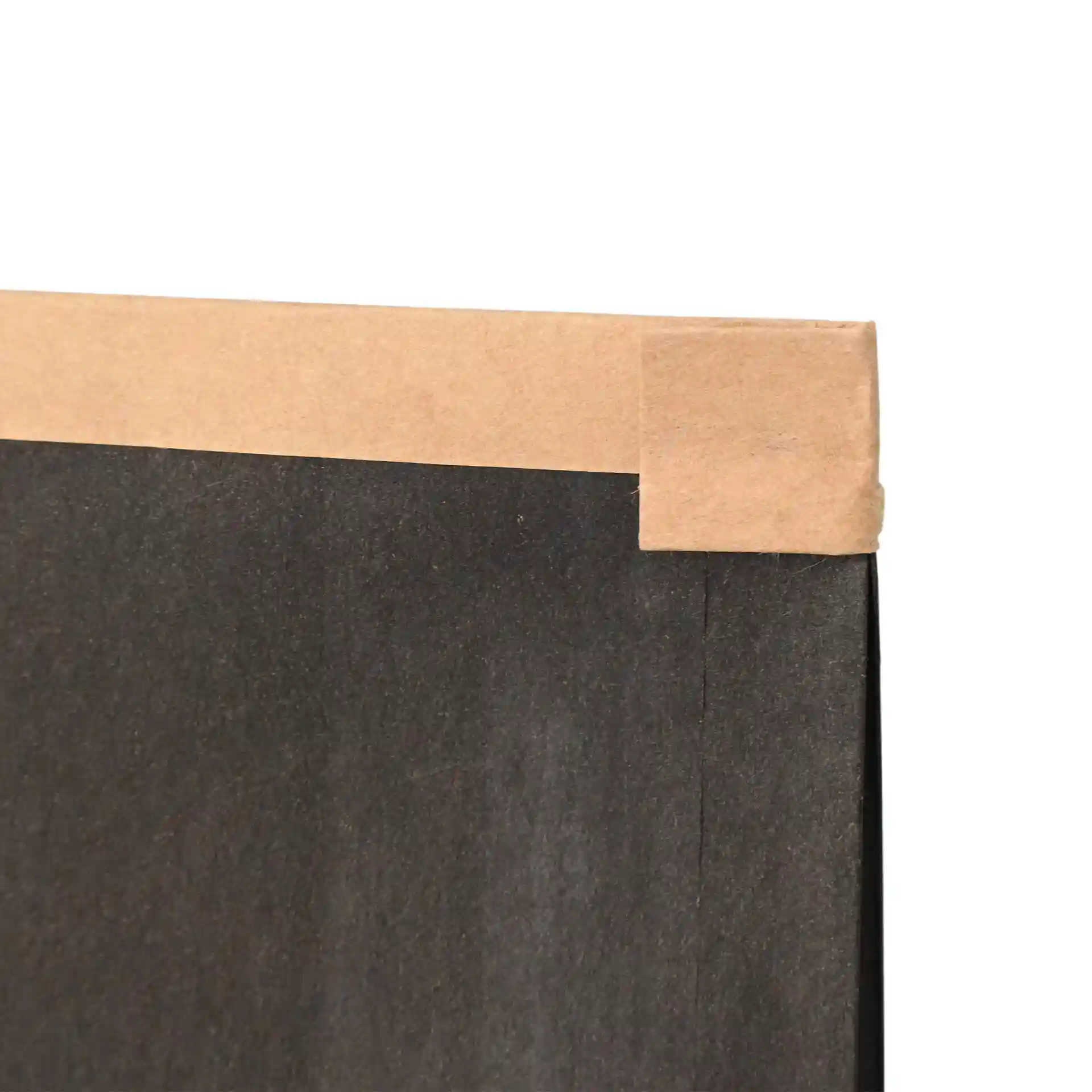 Gros plan d'un sac noir à fond plat avec un lien en papier kraft sur le bord supérieur.