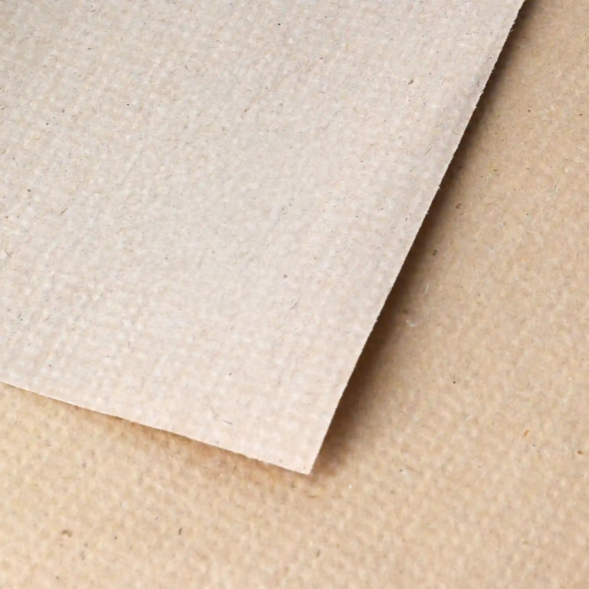 Étiquette avec symbole de recyclage et texte "100% Recyclé" sur un set de table en rPaper non blanchi.