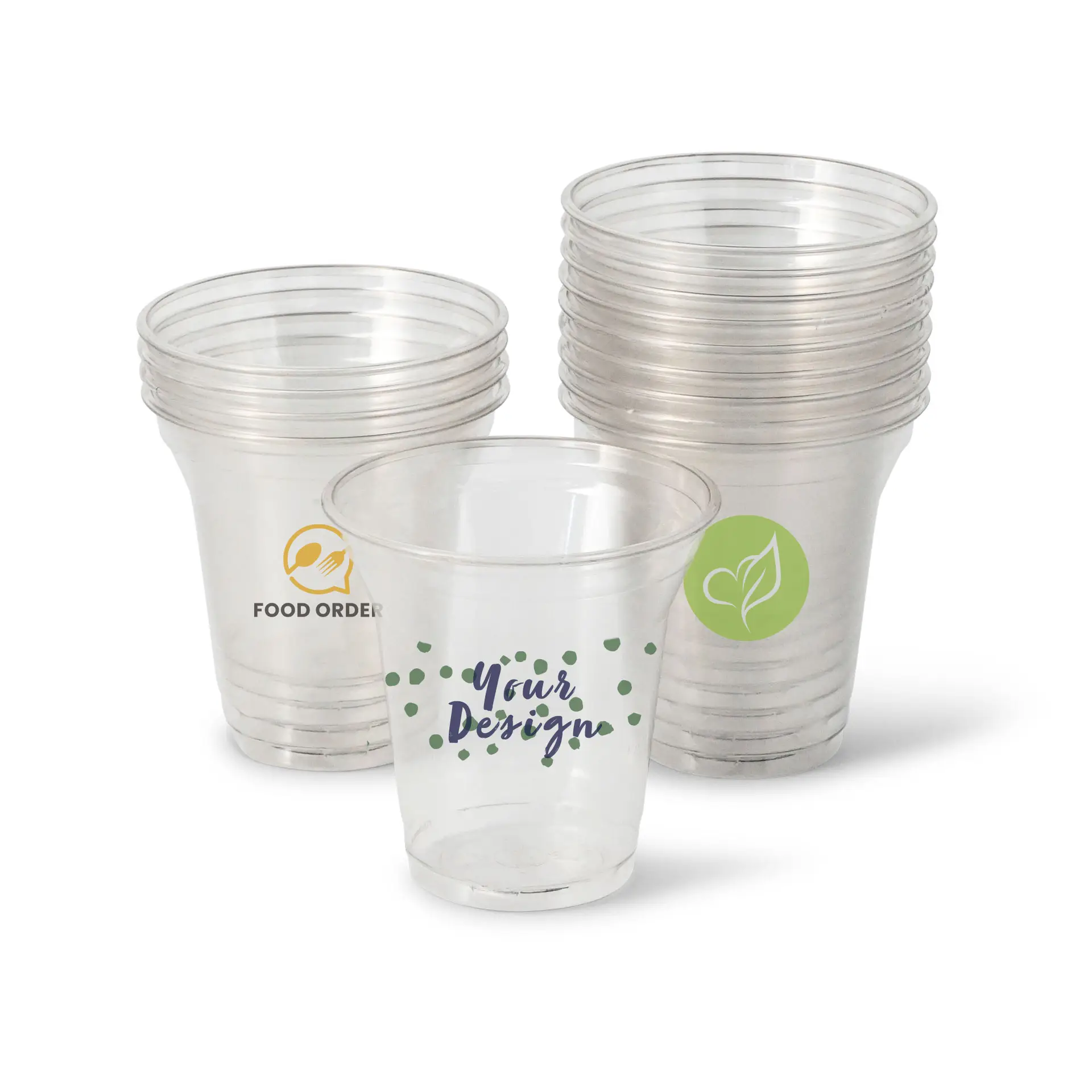 Un gobelet rPET transparent avec un design personnalisé ; des gobelets empilés à l'arrière-plan affichent d'autres gobelets transparents avec des logos.