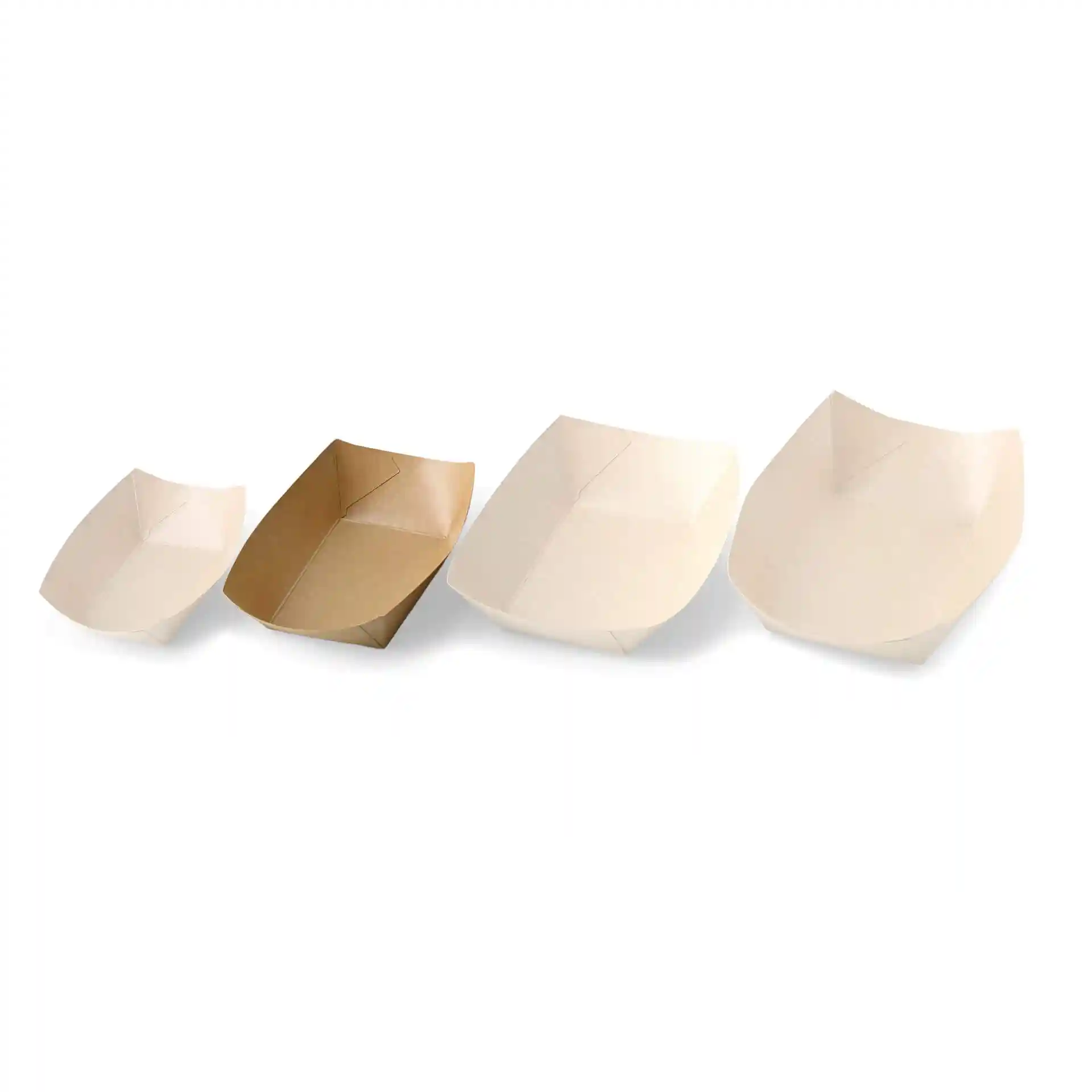 Image de quatre plateaux à snacks en carton de tailles variées, deux marron et deux beige, disposés du plus petit au plus grand.