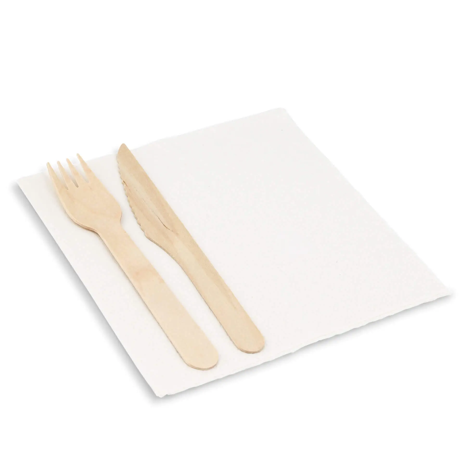 Ensemble de couverts en bois comprenant une fourchette et un couteau sur une serviette blanche avec un symbole de recyclage.