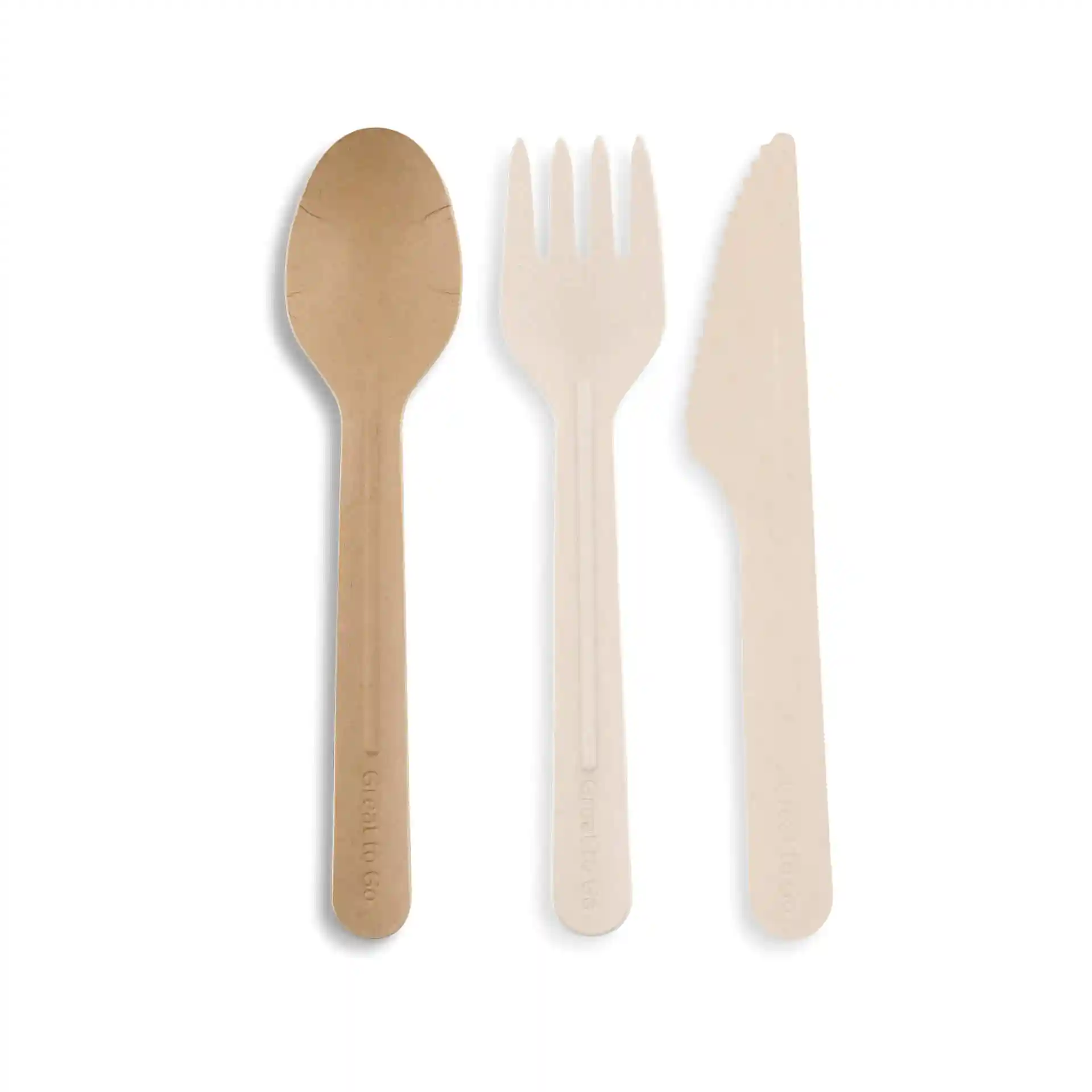 Image d'une cuillère, d'une fourchette et d'un couteau en papier brun disposés ensemble sur un fond blanc.