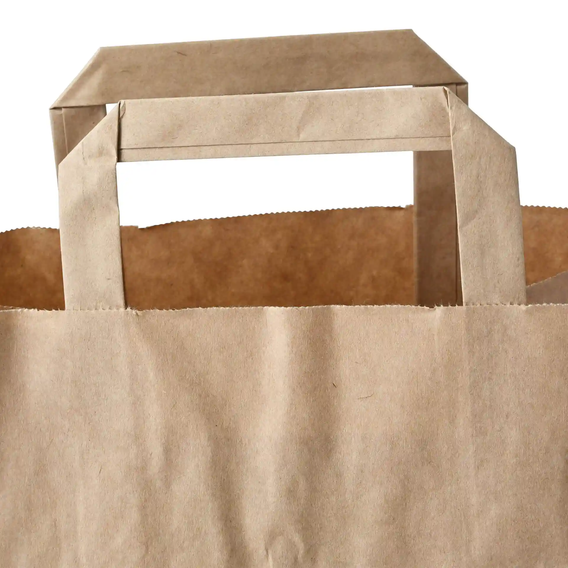 Sac en papier brun avec une poignée rectangulaire, montrant le haut et une partie du corps.