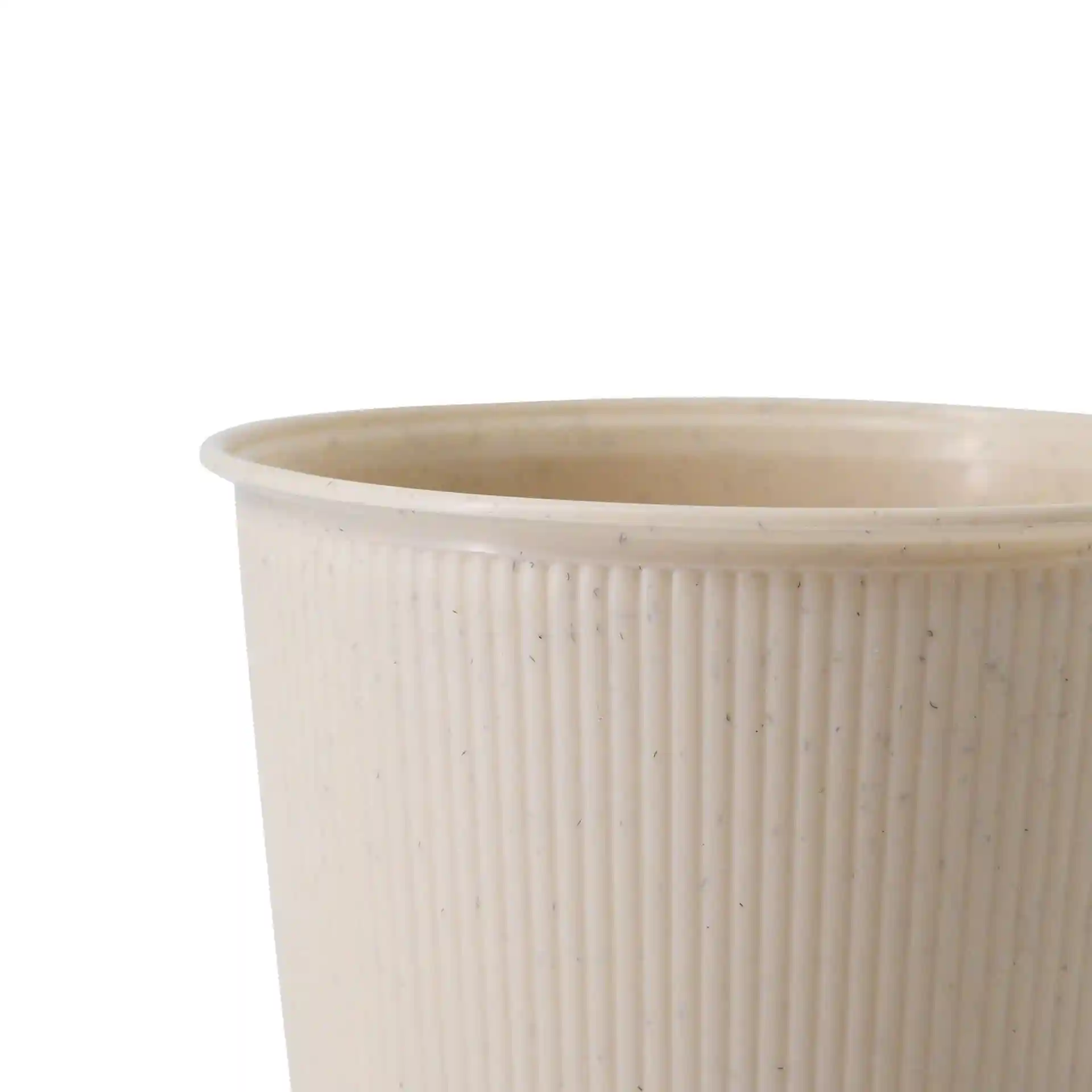 Gobelet réutilisable blanc crème avec texture nervurée, en PP, montré de côté.