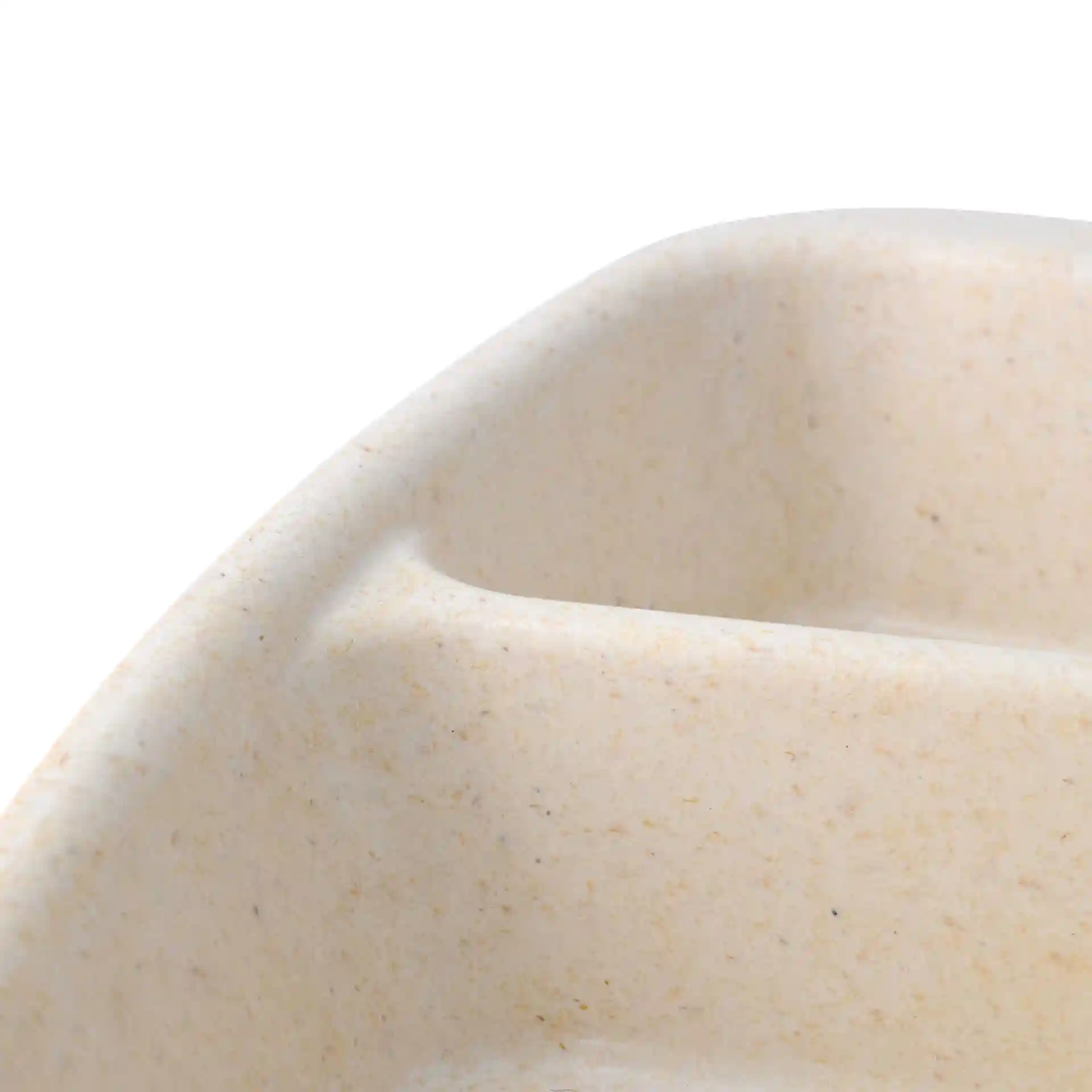 Gros plan d'un contenant de repas réutilisable avec trois compartiments, présentant une surface en bio-composé crème blanc.