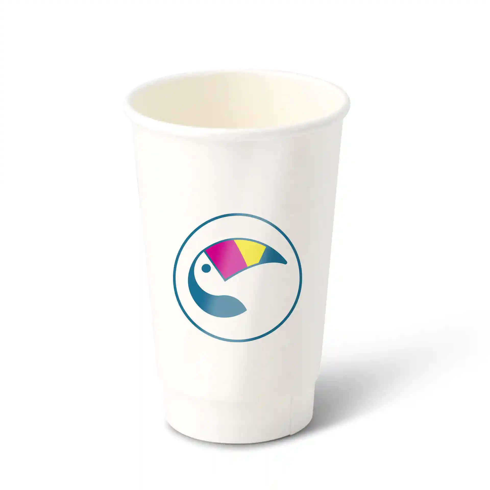 Gobelet en papier double paroi blanc avec un logo circulaire représentant un design d'oiseau en bleu, rose et jaune.