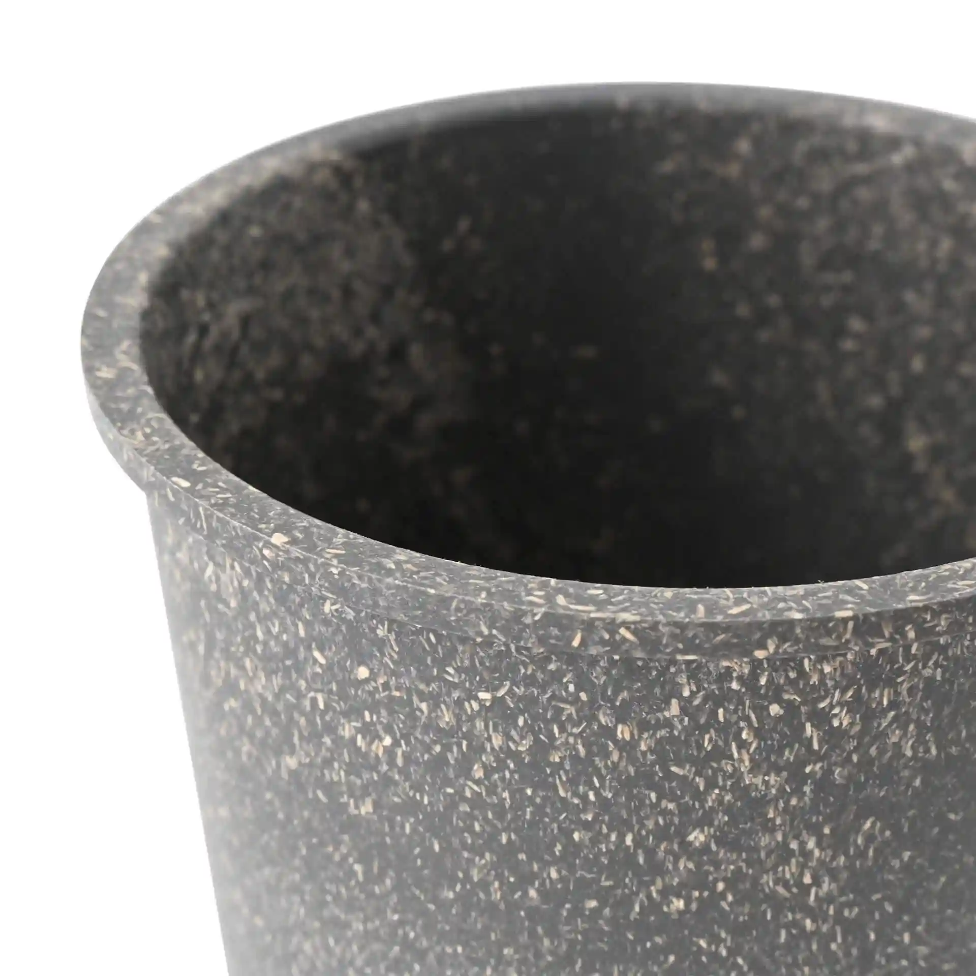 Gros plan sur un gobelet réutilisable gris en composé bio, montrant l'intérieur et la surface texturée.