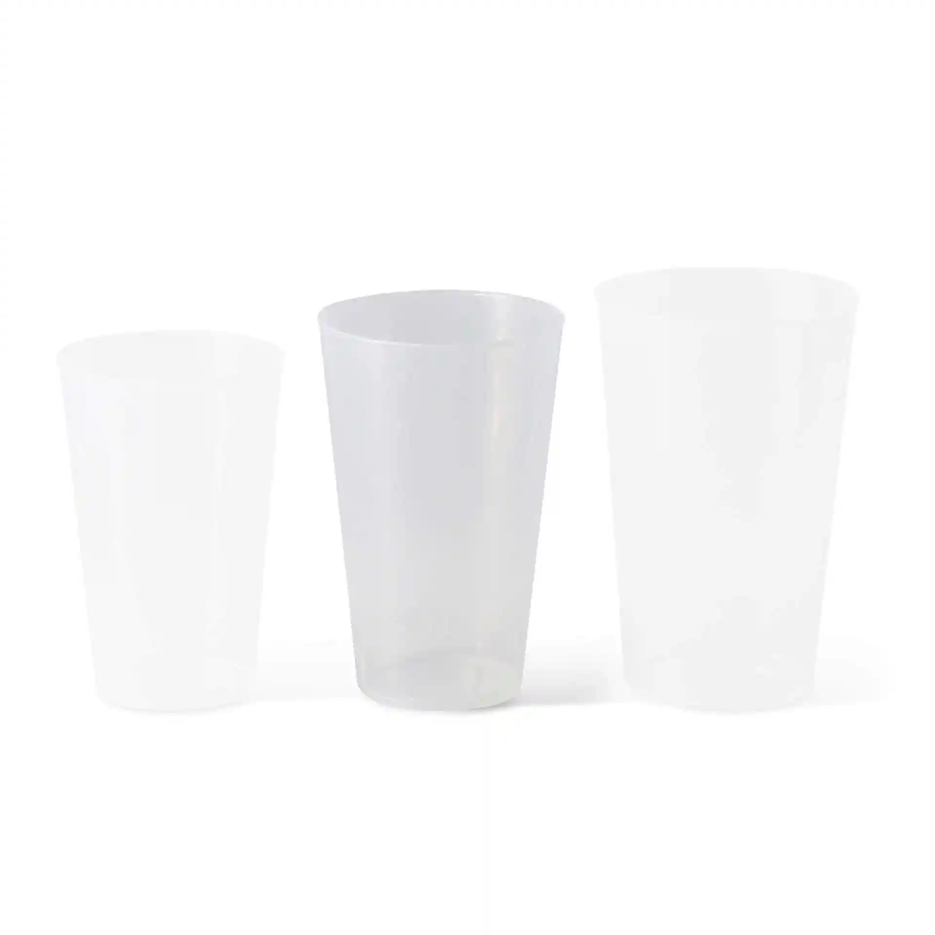 Trois gobelets transparents réutilisables de hauteurs et largeurs variées, en plastique PP.