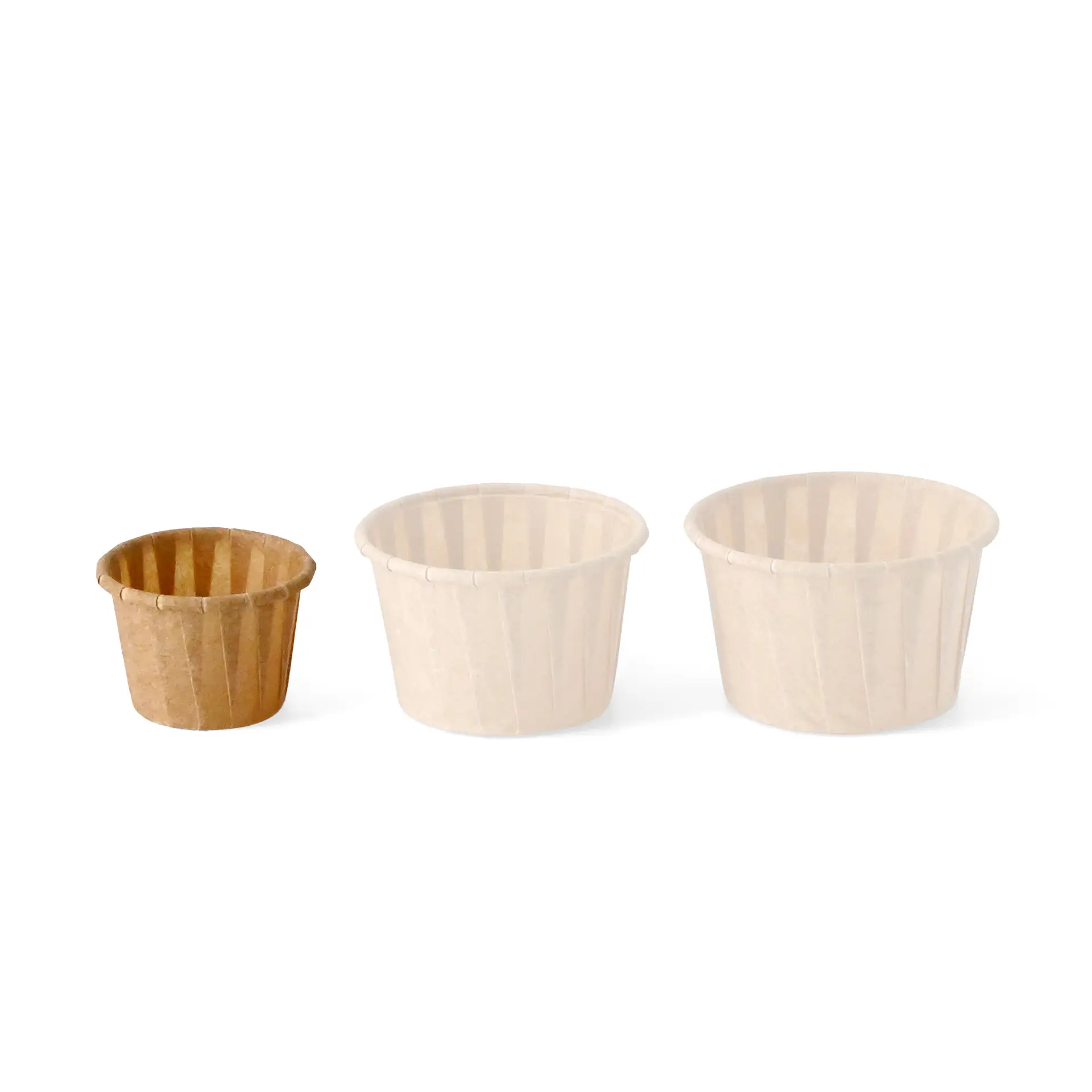 Trois gobelets en papier de tailles différentes : un petit gobelet marron et deux gobelets blancs. Convient pour les sauces et les dips.
