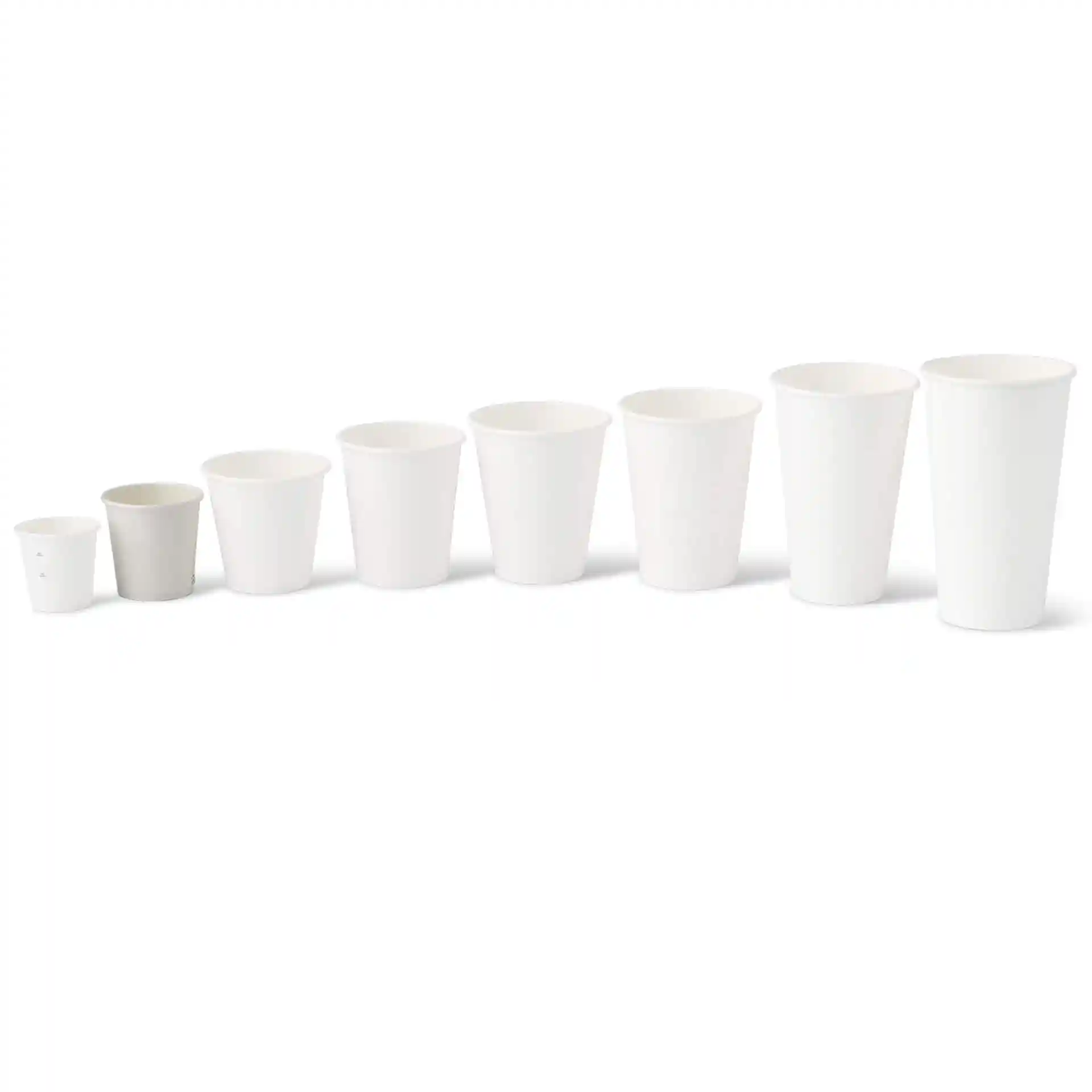 Image de plusieurs gobelets en papier blancs de tailles variées, disposés en rangée, montrant leur forme ronde et leur matériau en carton.
