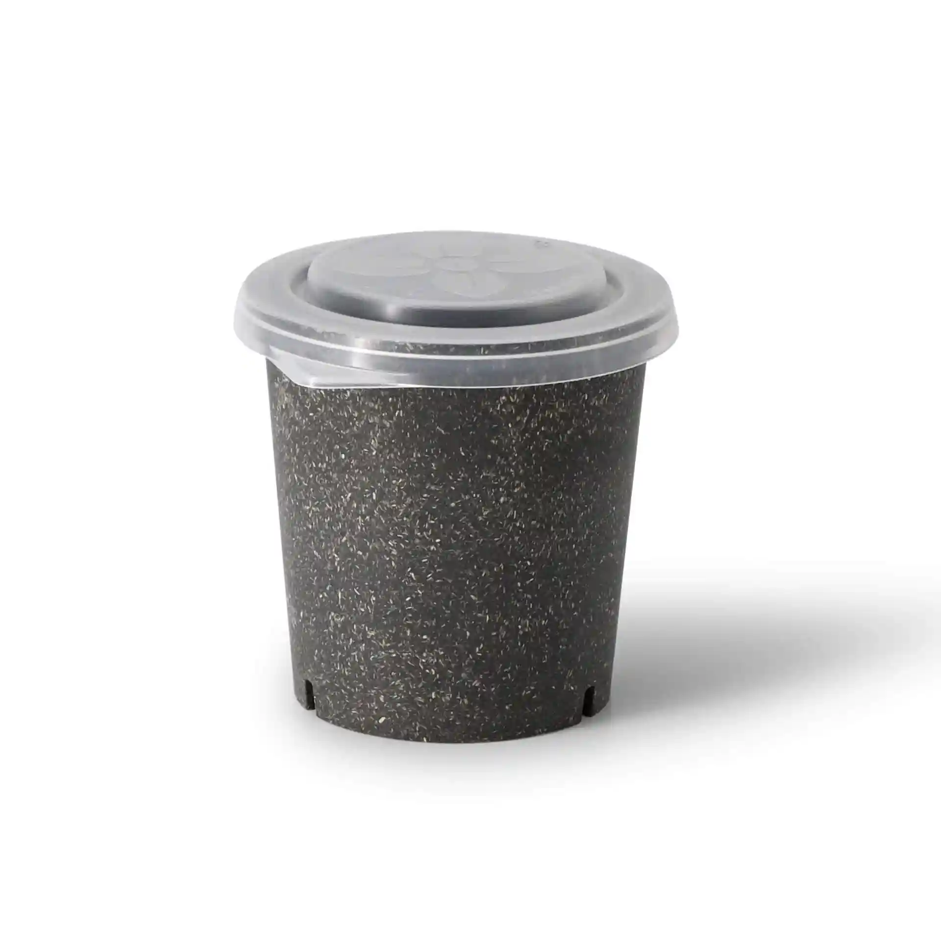 Gobelet noir rond avec un couvercle transparent, présentant une surface texturée et des trous de ventilation au fond.