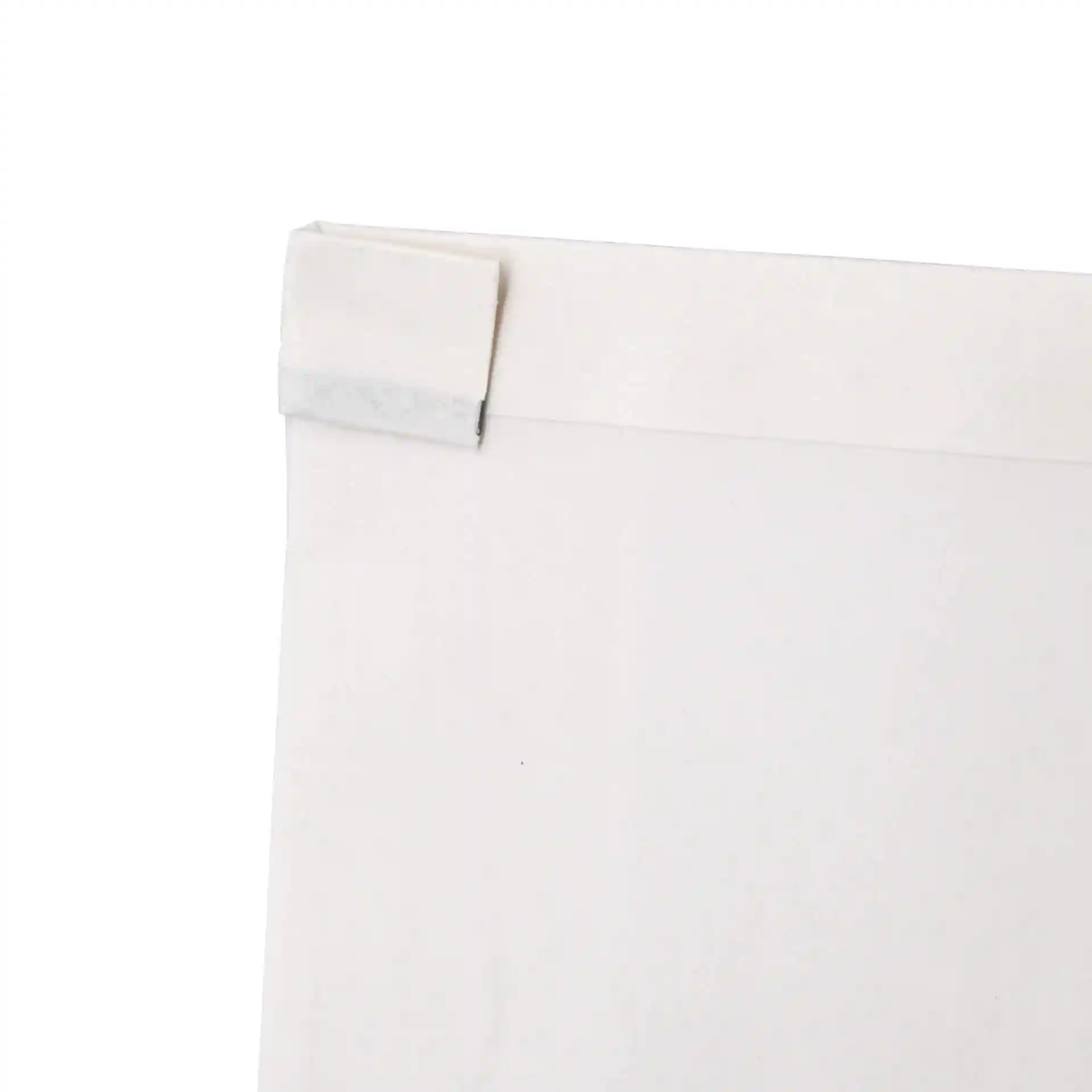 Sac à fond plat blanc avec fermeture en tin tie et fenêtre de visualisation, mesurant 9 x 4,5 x 26 cm.