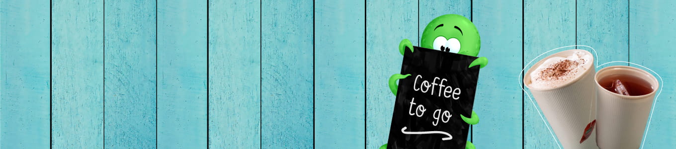Personnage vert tenant un panneau à côté de deux boissons ; un café et une boisson froide sur un fond en bois bleu.