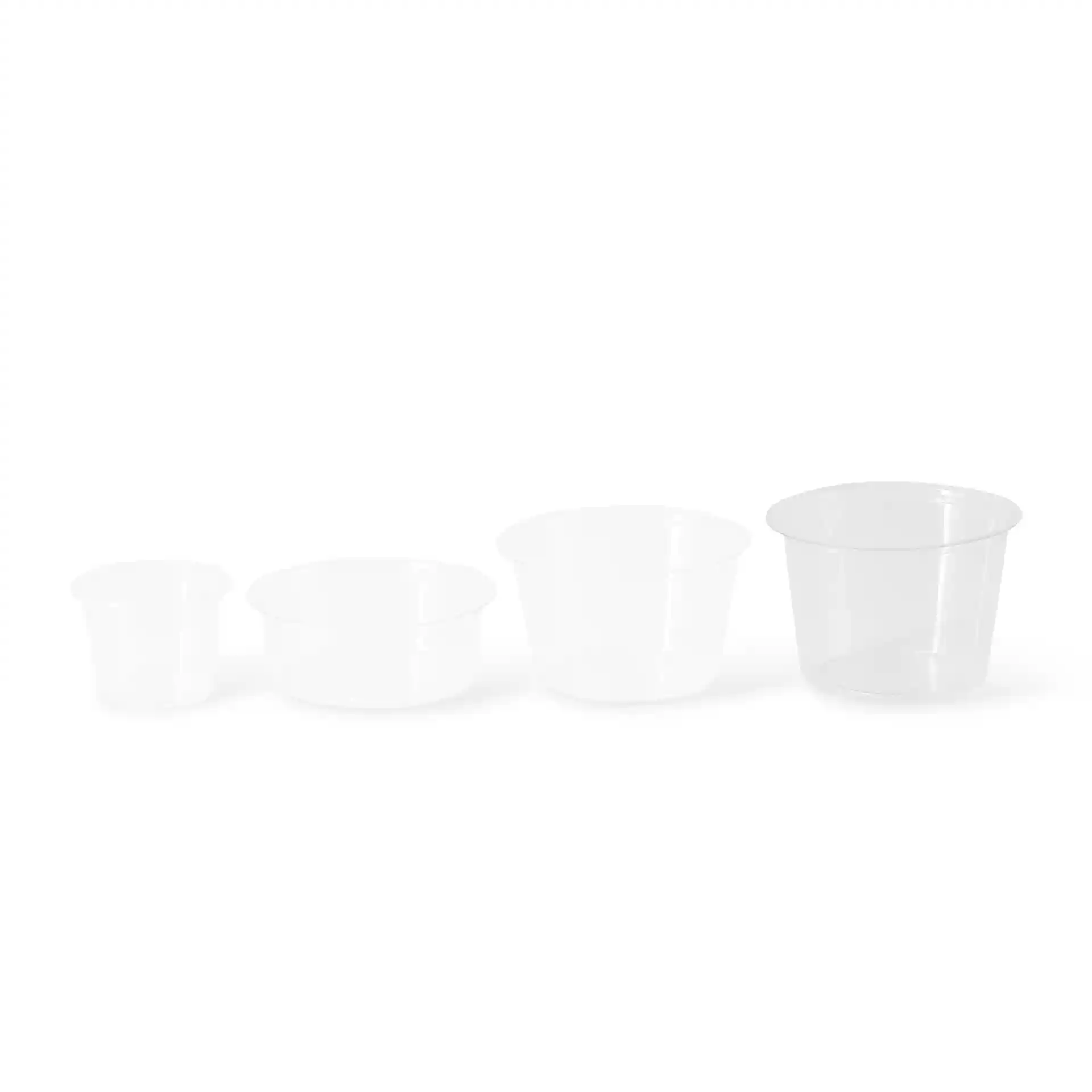 Quatre gobelets en PLA transparents de tailles variées, disposés du plus petit au plus grand.