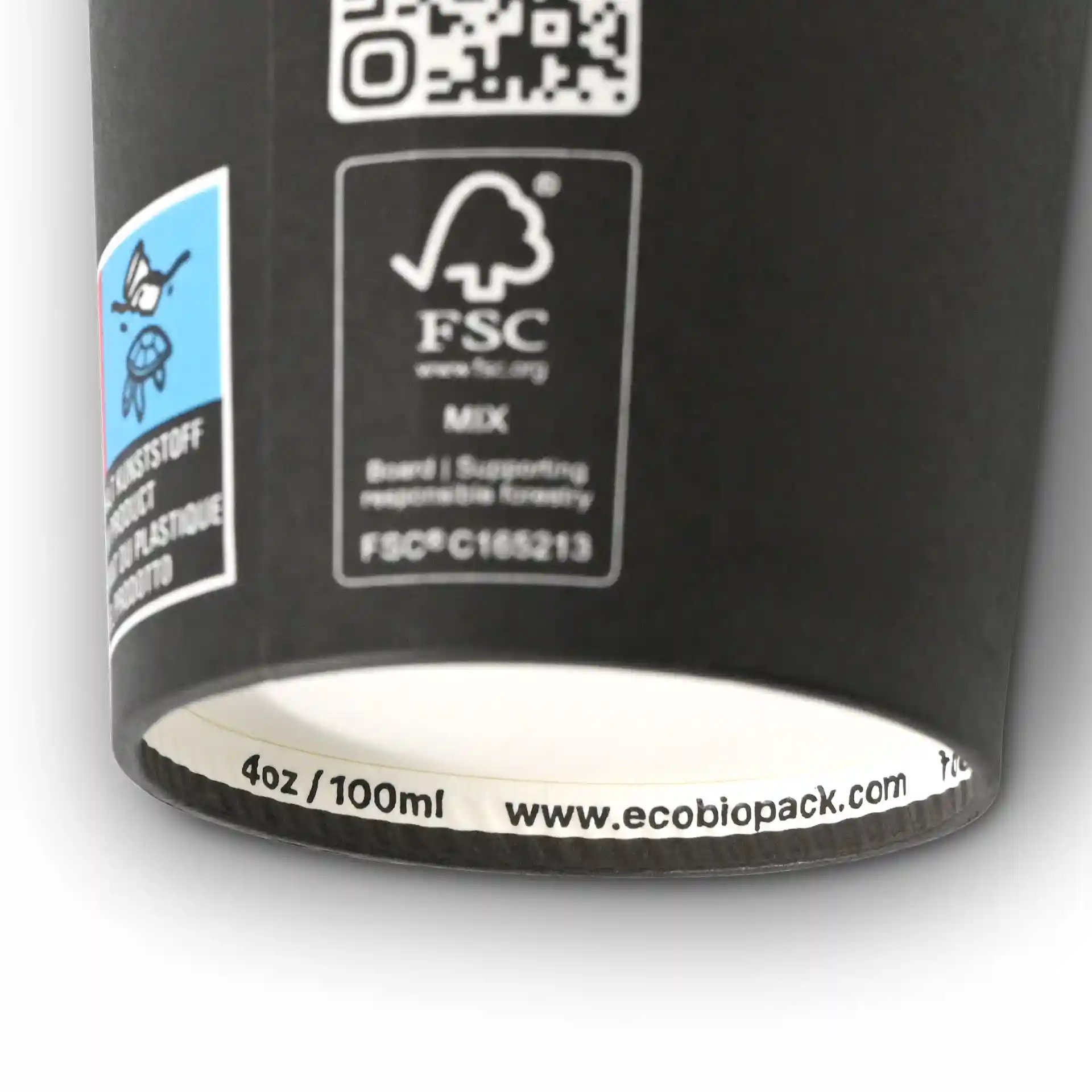 Gobelet en papier noir avec revêtement PLA, capacité de 100 ml, présentant diverses étiquettes et un code QR sur le côté.