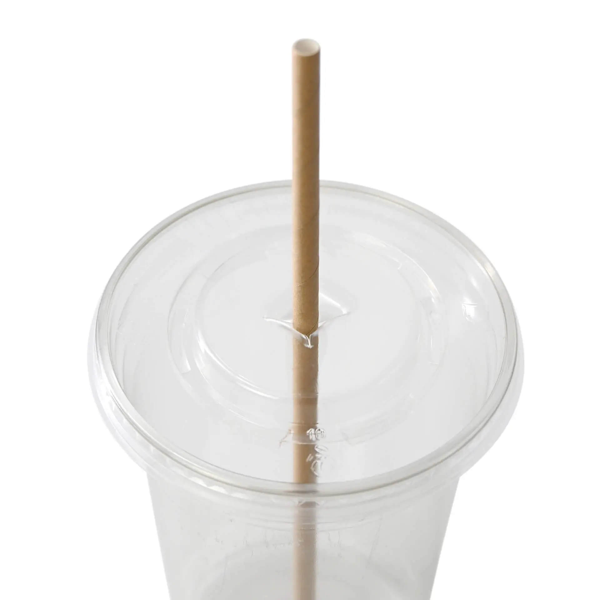 Un gobelet transparent avec une paille en papier sur le dessus; adapté aux boissons fraîches.