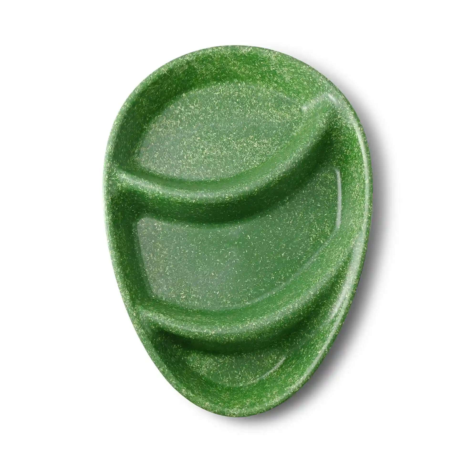 Assiette réutilisable verte avec trois compartiments, en forme de goutte, fabriquée en matériau bio-composite.
