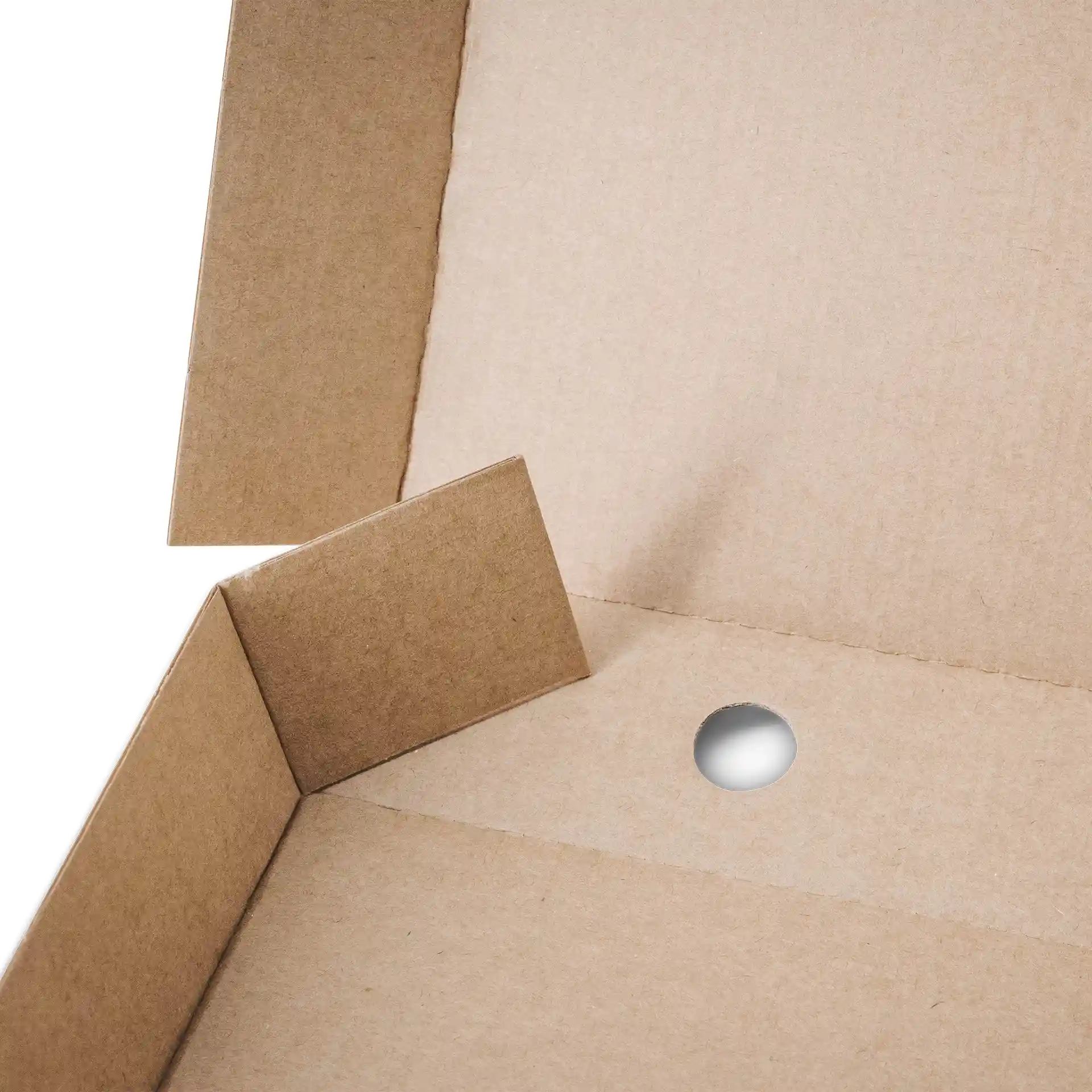 Vue intérieure d'une boîte à pizza en carton brun avec un trou circulaire et des coins repliés.