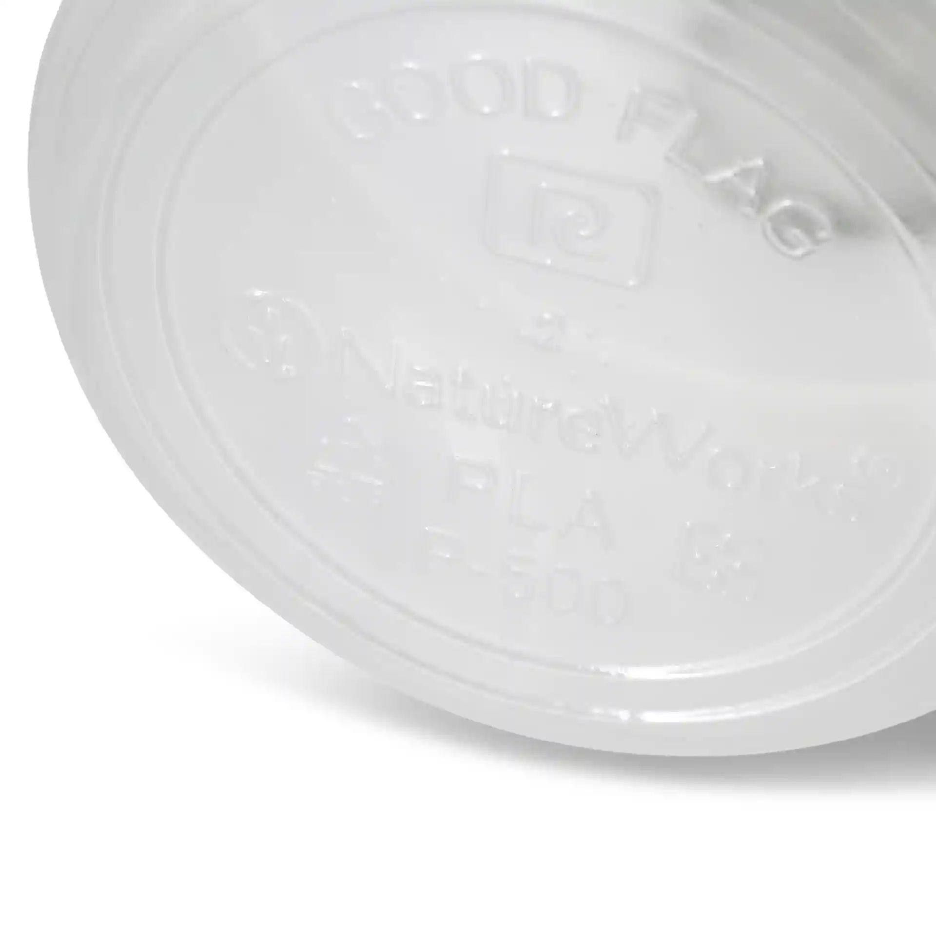Base de contenant rond transparent avec marquages en relief, incluant des informations sur la marque et le matériau.