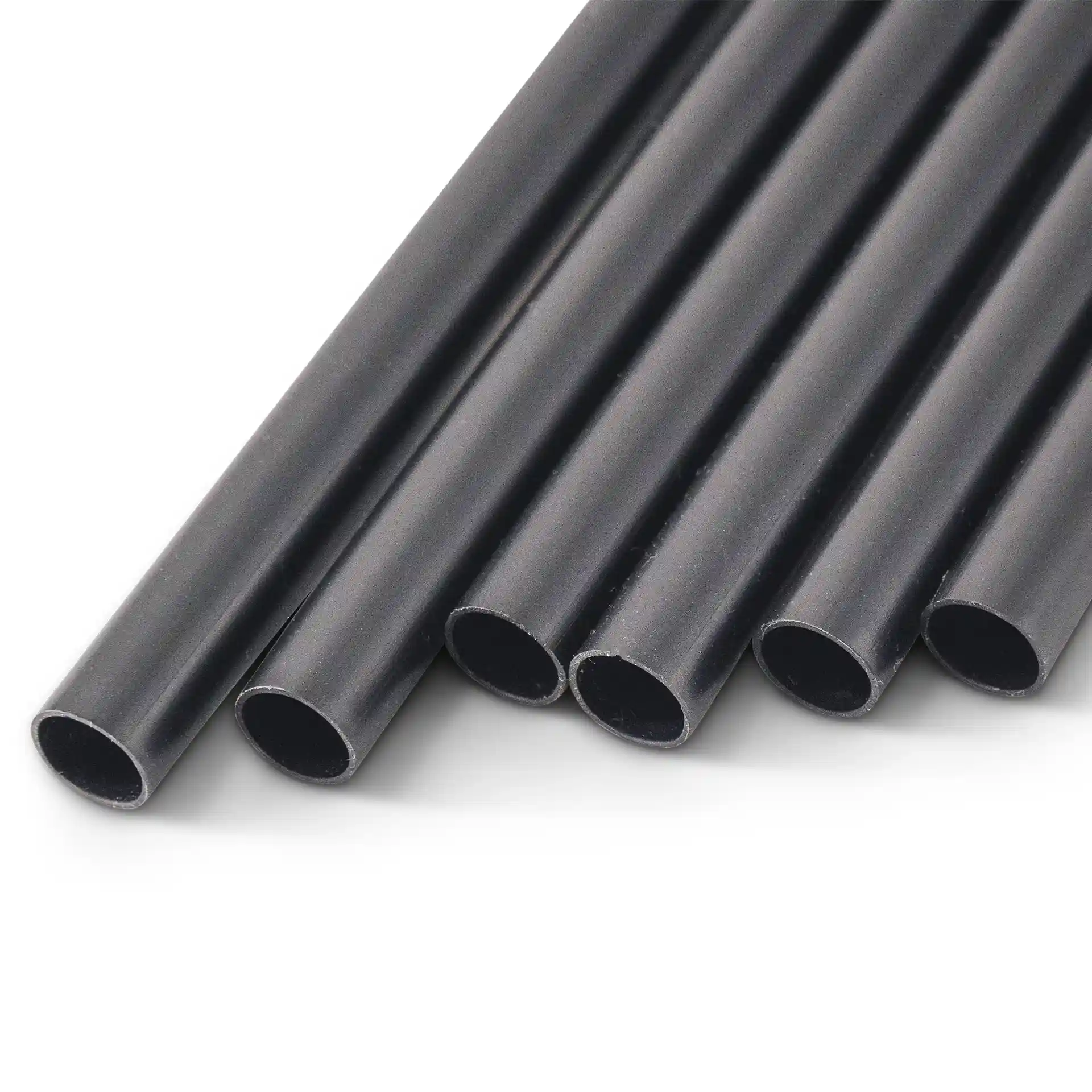 Pailles à cocktail réutilisables noires, longues de 15 cm et d'un diamètre de 0,7 cm, disposées en groupe.