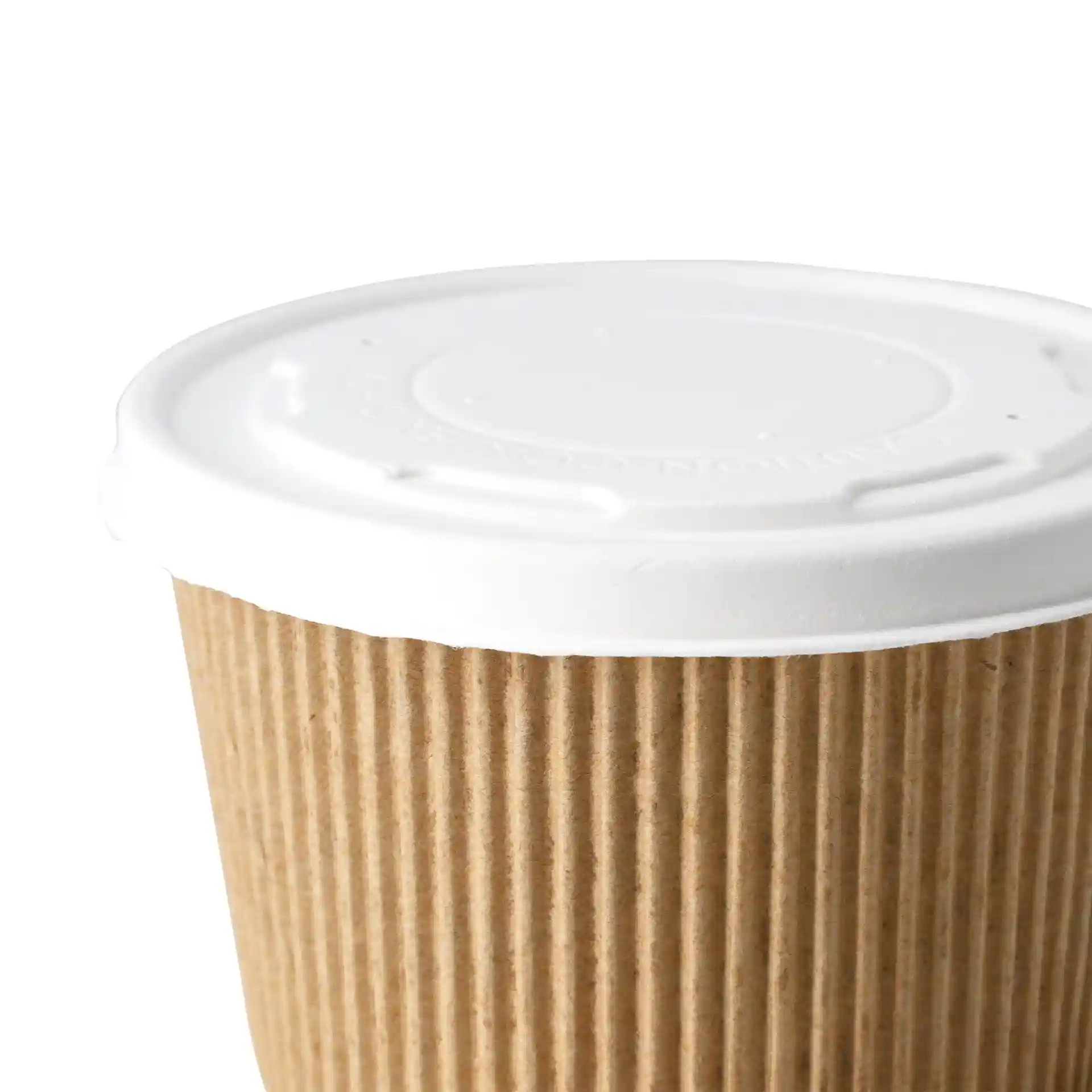 Gros plan d'un couvercle en carton blanc plat sur un gobelet en papier brun à rainures.