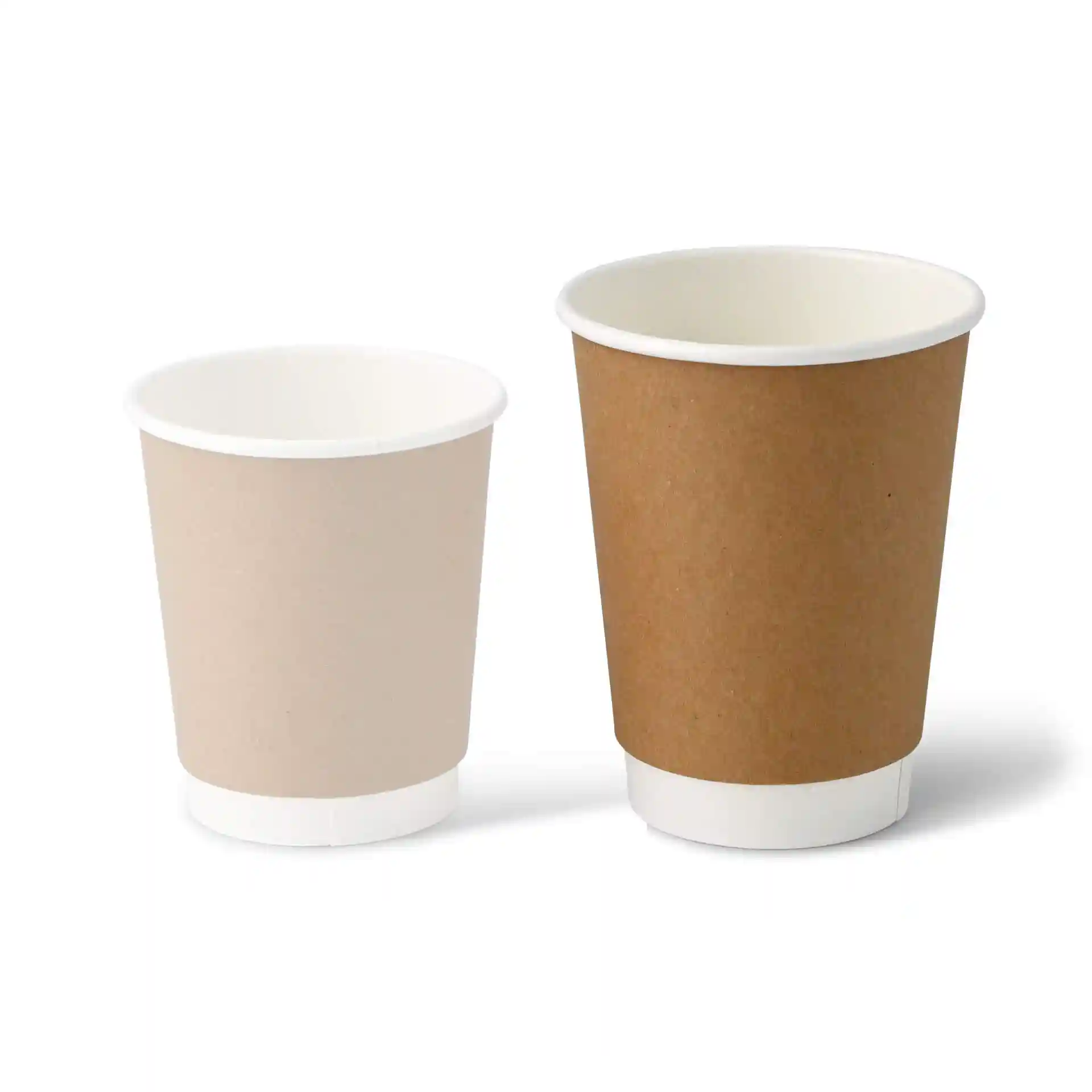 Image de deux tasses à café : une tasse double paroi marron avec un intérieur blanc et une tasse beige simple, toutes deux avec des bases blanches.