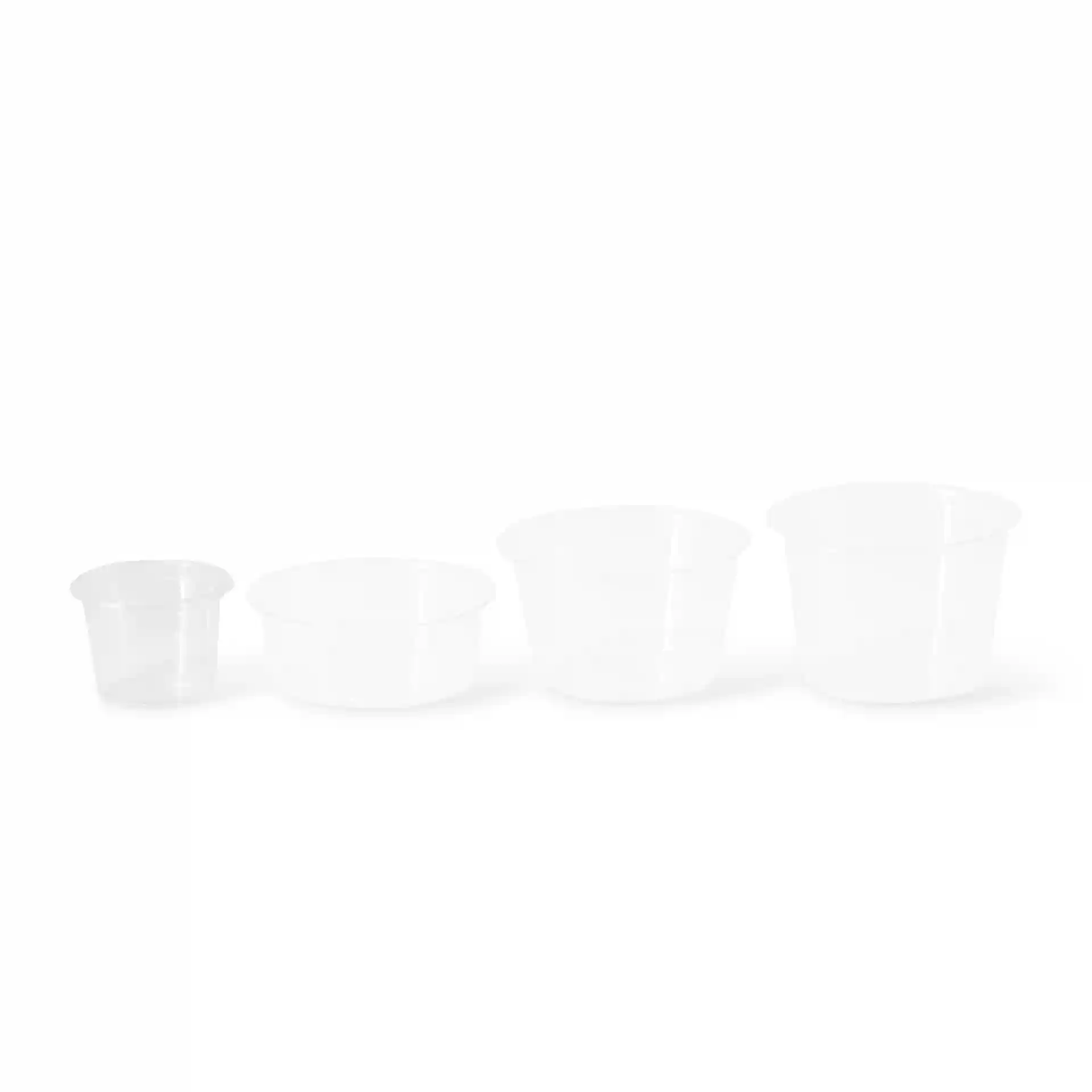 Gobelets en PLA transparent de quatre tailles, disposés du plus petit au plus grand sur fond blanc.
