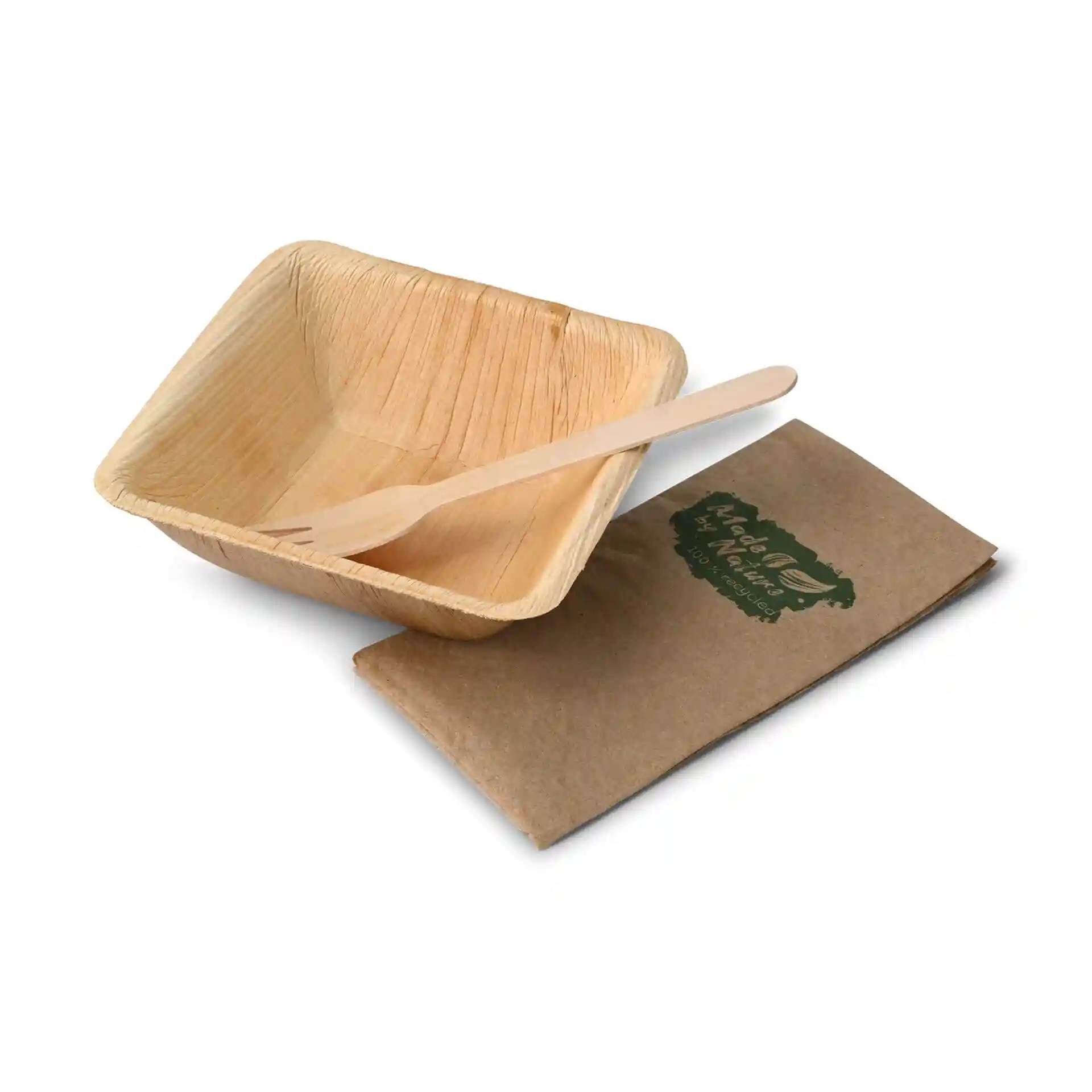 Bol carré en feuille de palmier avec une fourchette en bois et une serviette brune sur fond blanc.