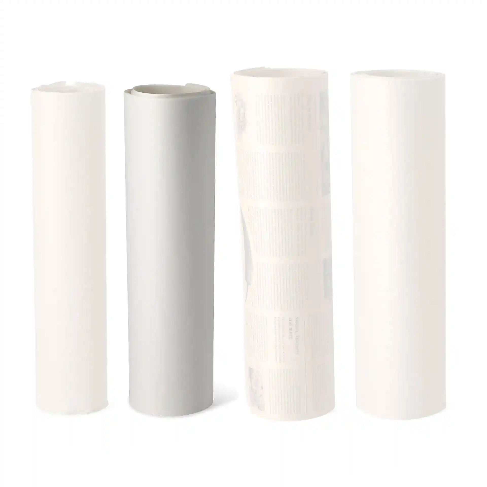 Quatre rouleaux de papier cadeau dans des nuances de blanc et de gris, dont un avec du texte imprimé.