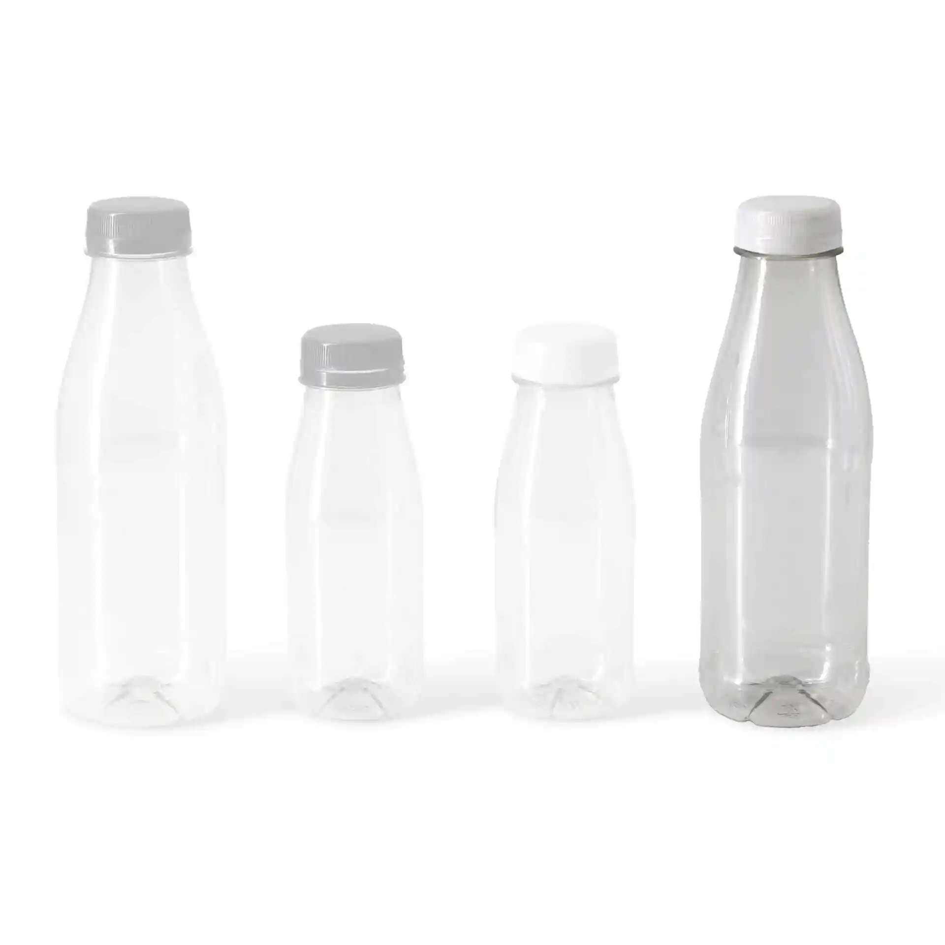 Bouteilles rPET transparentes de différentes tailles avec des couvercles blancs et gris, présentées sur un fond blanc.