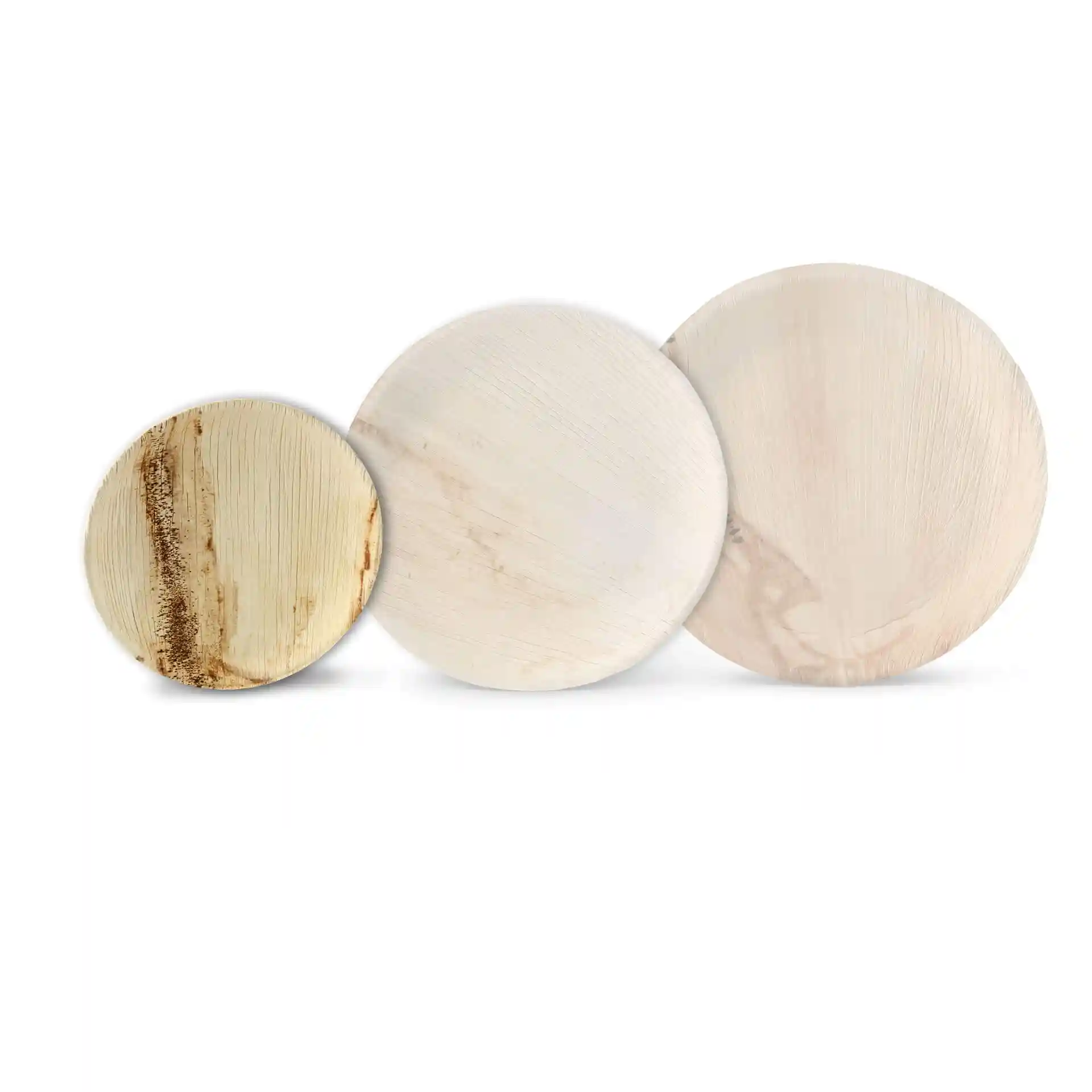 Trois assiettes rondes en feuilles de palmier de tailles variées, présentant une texture de grain naturel.