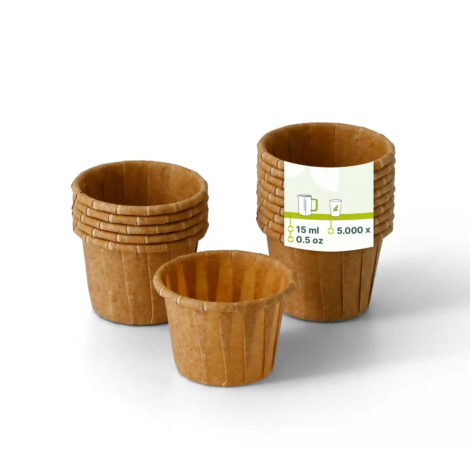 Gobelets en papier marron empilés avec un plus petit gobelet devant, montrant une étiquette avec des détails de volume.